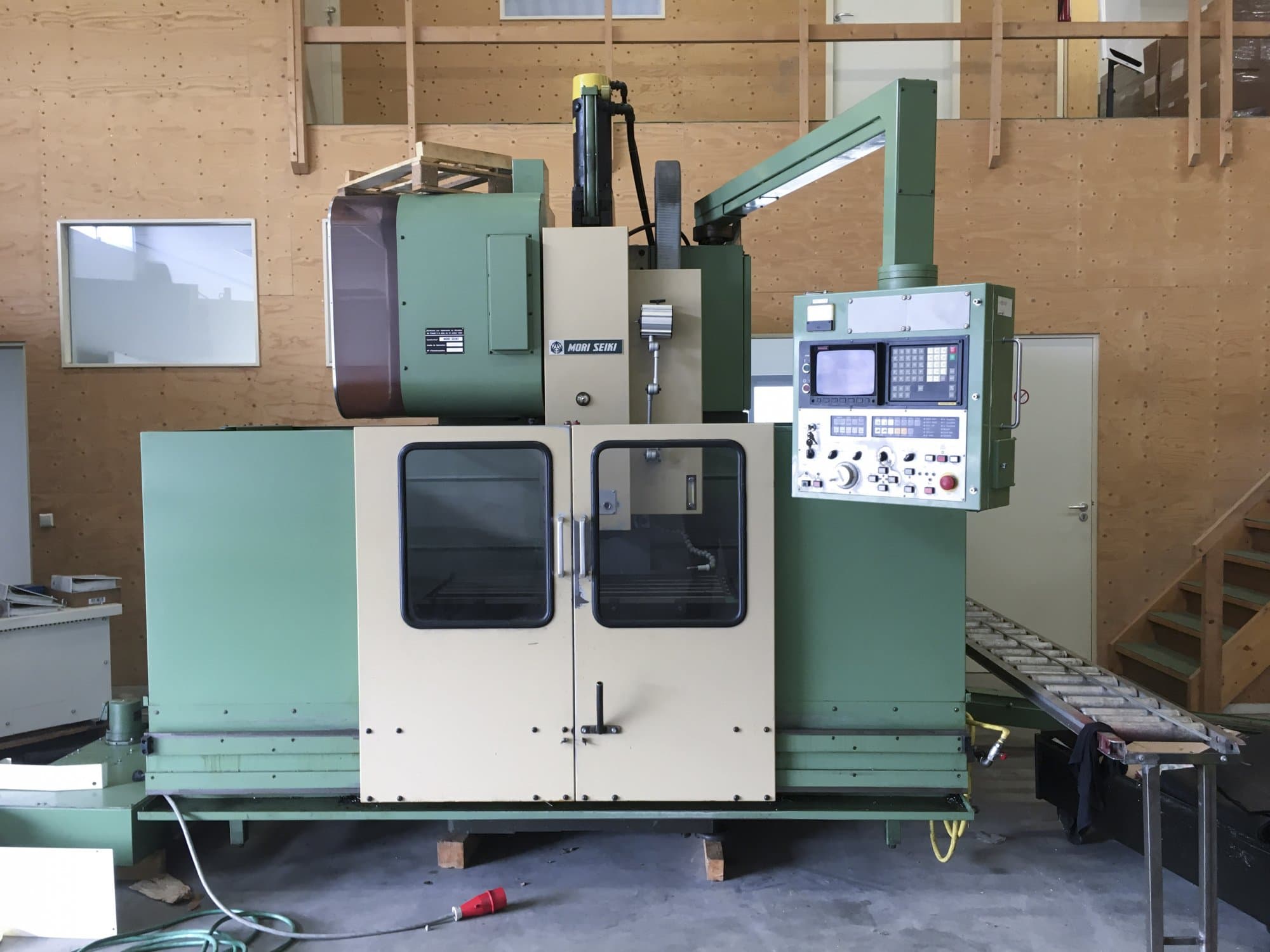 Čelní pohled na MORI SEIKI MV-45/40 stroj