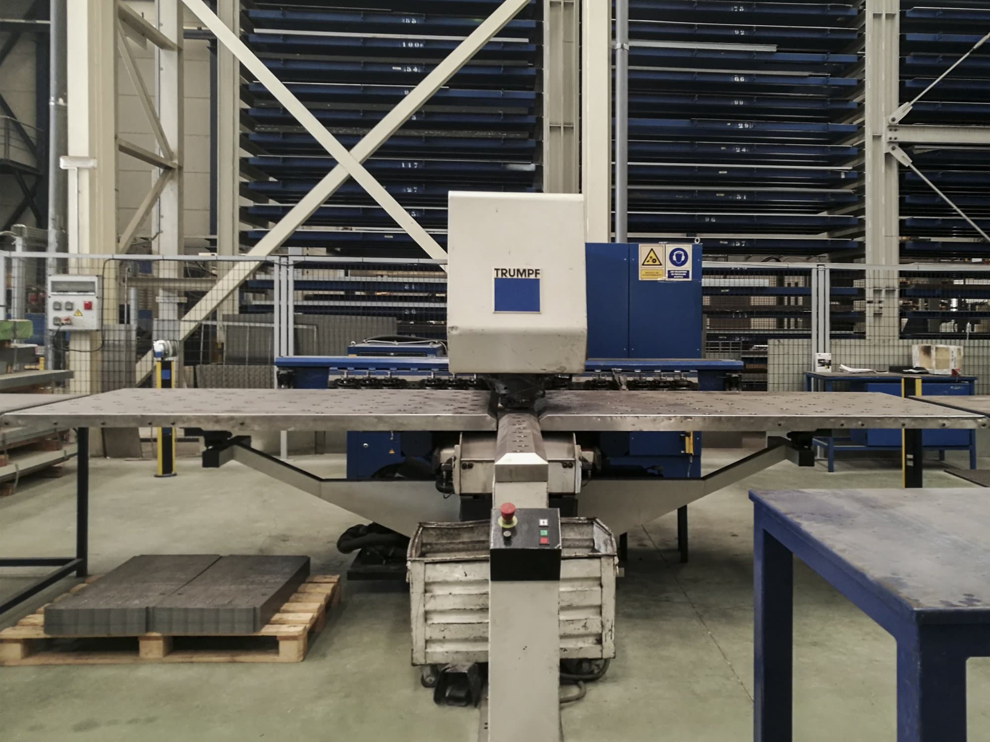 Čelní pohled na Trumpf Trumatic 200 stroj