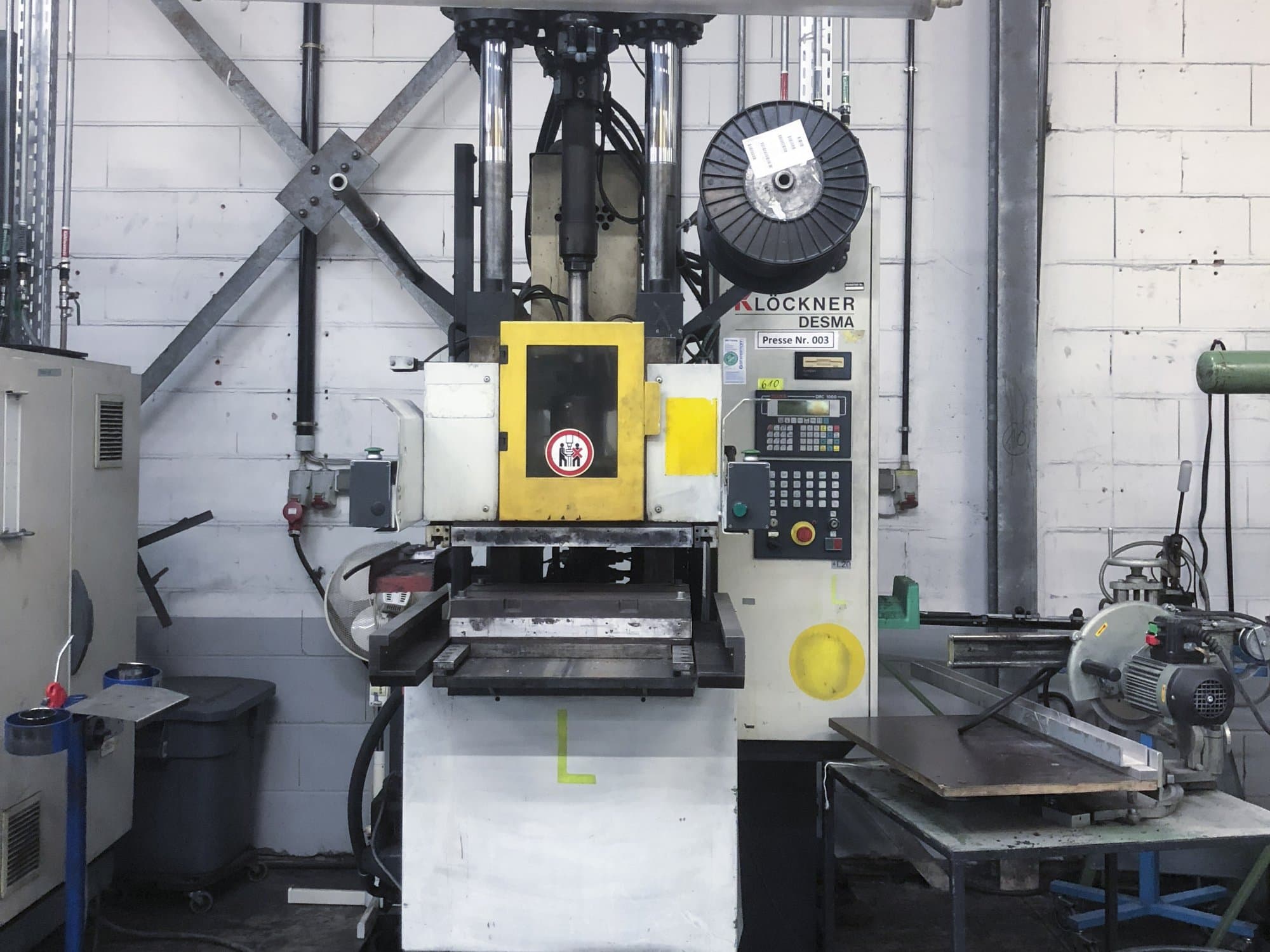 Čelní pohled  na Kloeckner Desma 956.050 ZO stroj