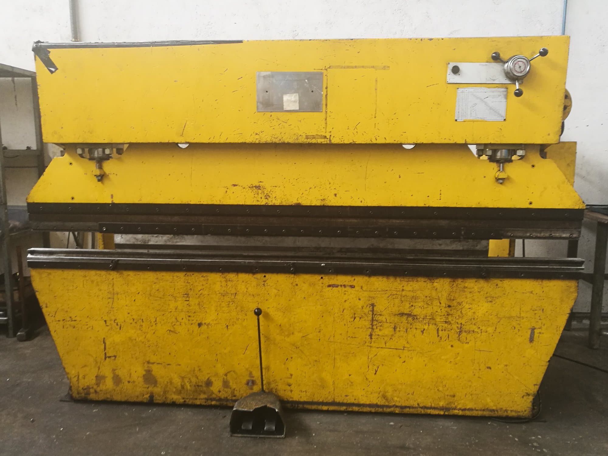 Čelní pohled na Ajial 75 Tn stroj