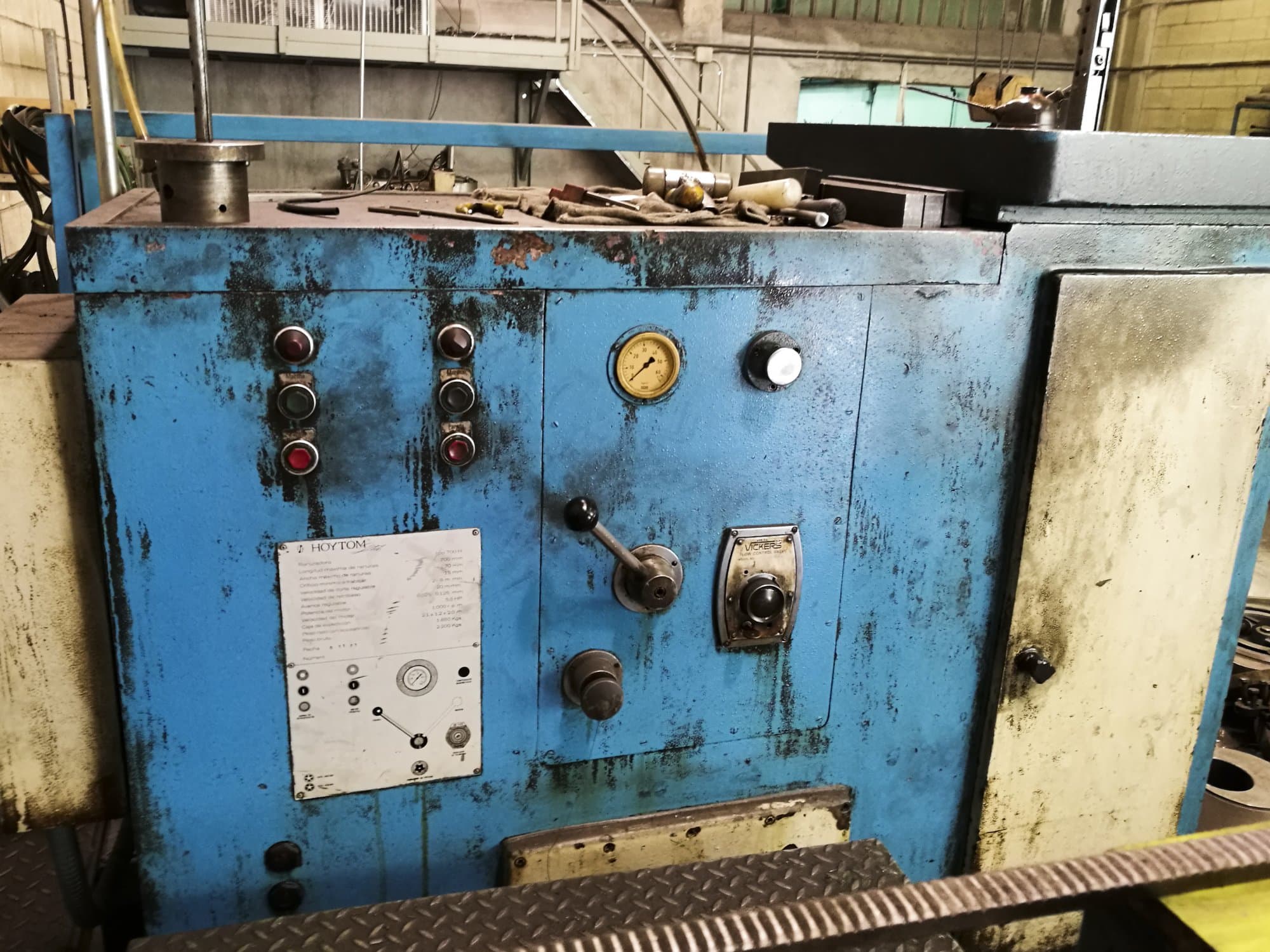 Čelní pohled  na Hoytom 700 H stroj