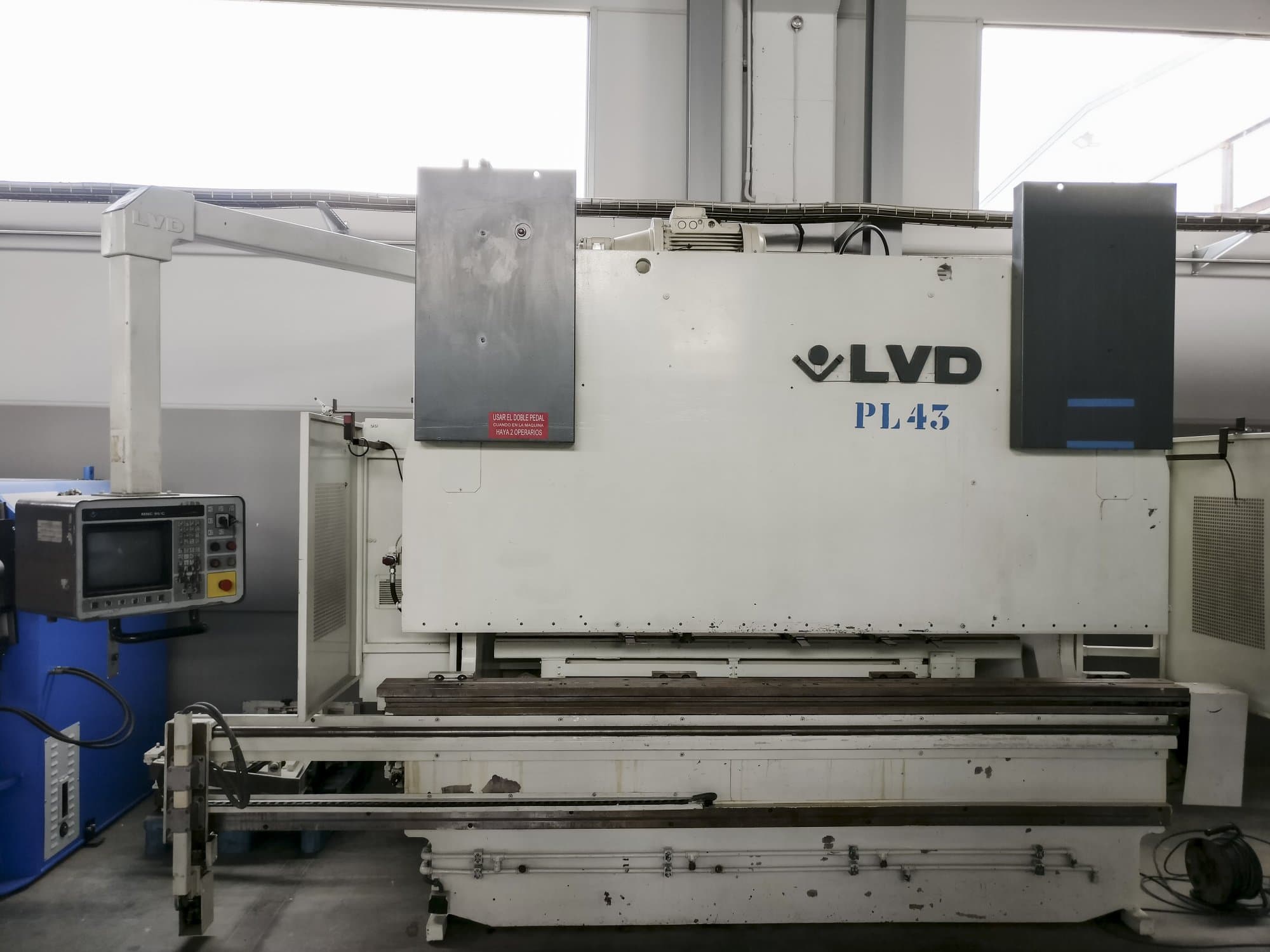 Čelní pohled na LVD PPEB 160-30 MNC 95 stroj