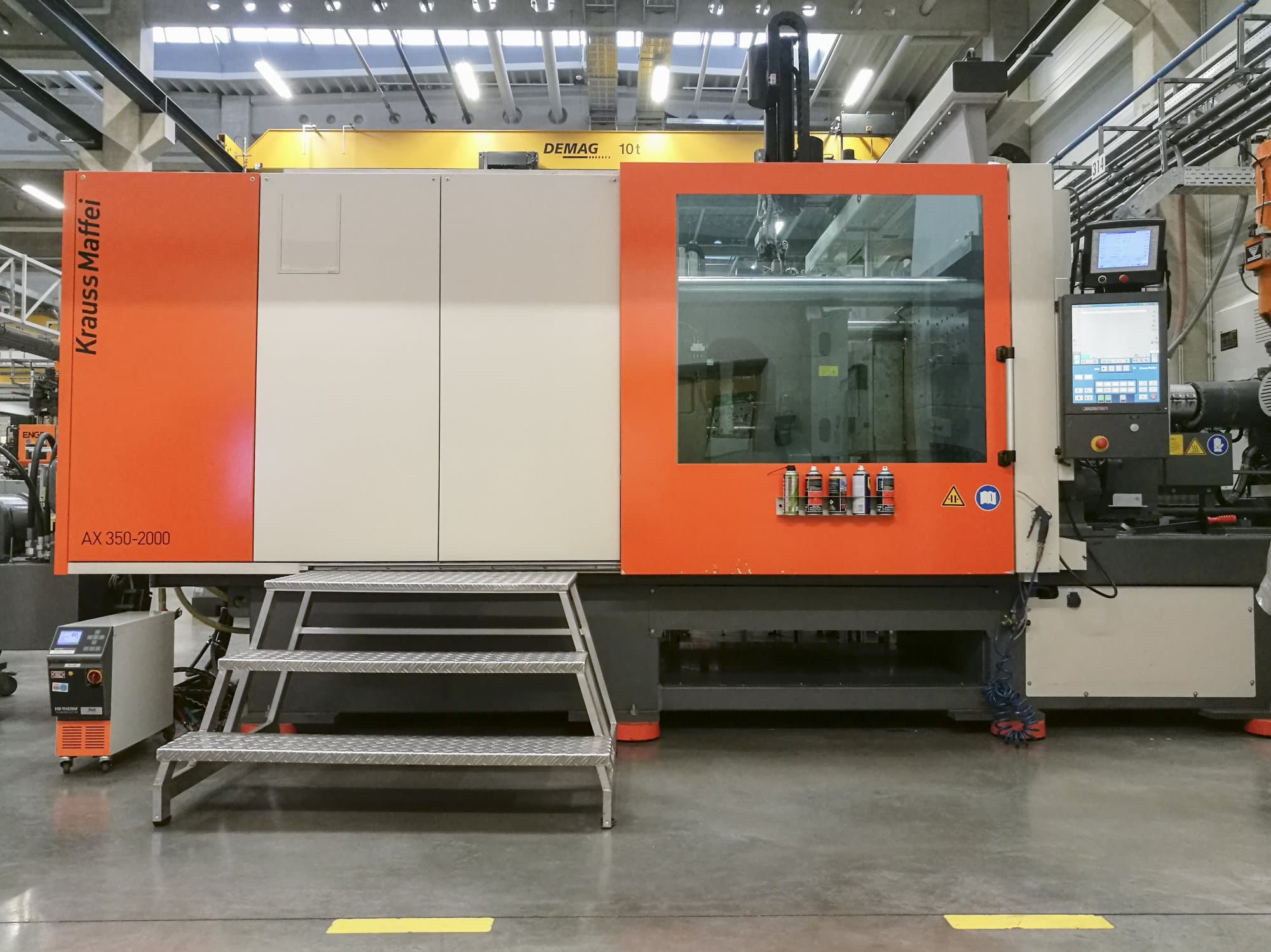 Čelní pohled na Krauss Maffei 350-2000 AX stroj