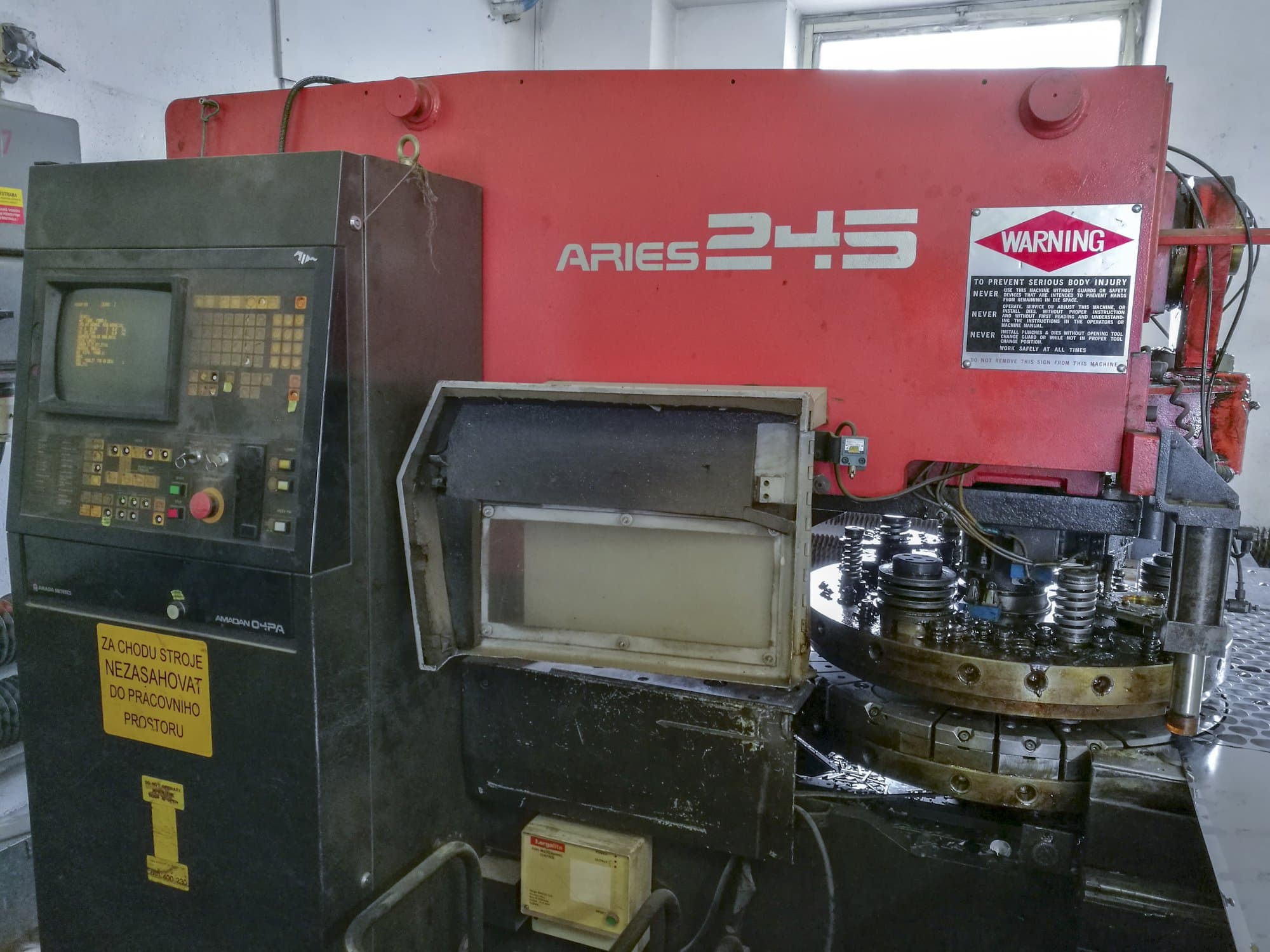 Čelní pohled na AMADA ARIES 245 stroj