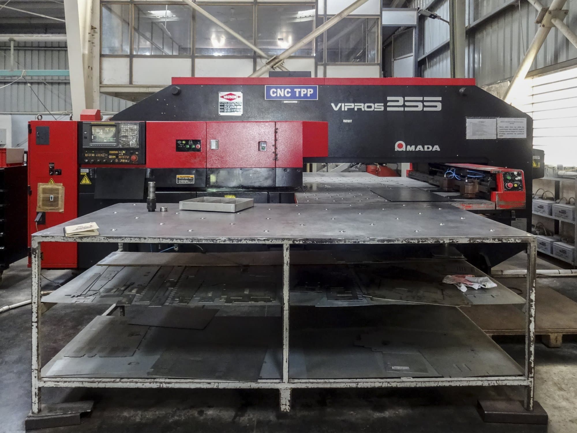 Čelní pohled na AMADA Vipros 255 stroj