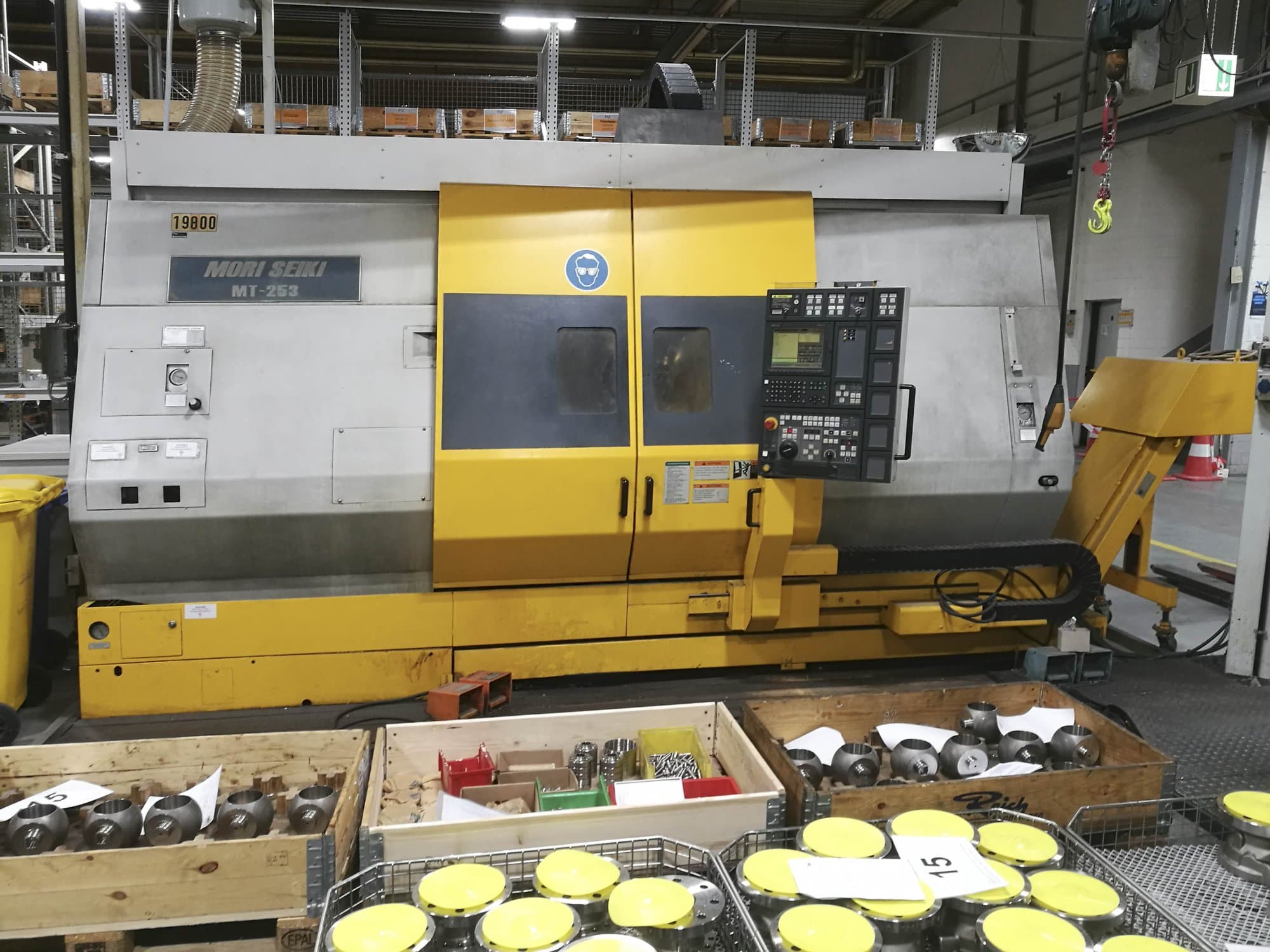 Čelní pohled na MORI SEIKI MT-253/1000 stroj