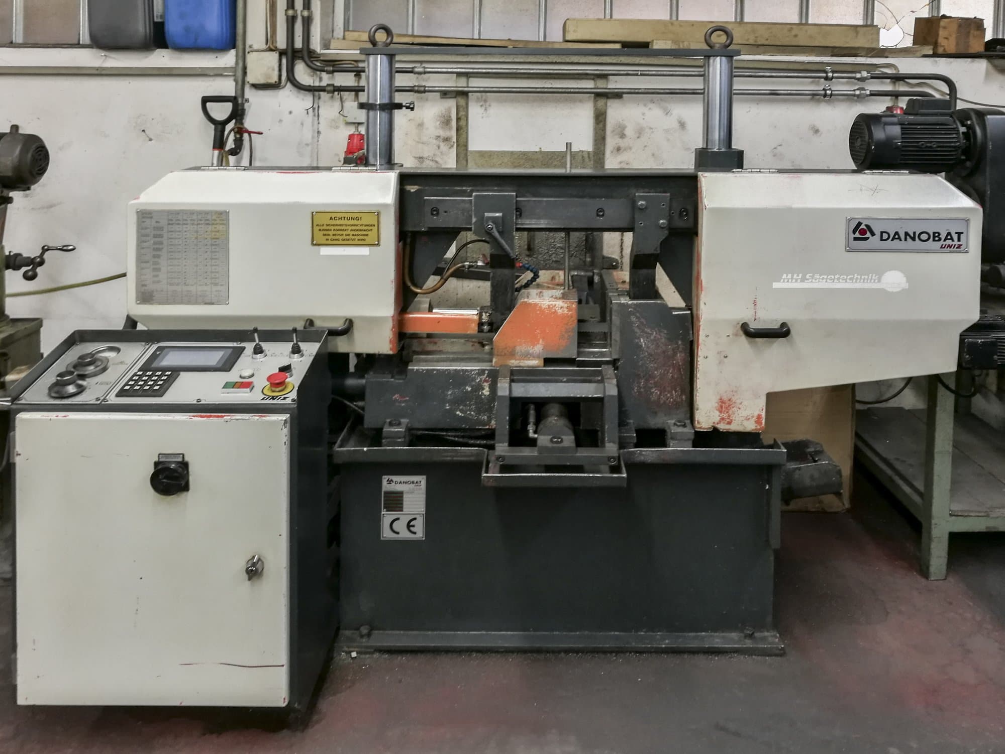 Čelní pohled na DANOBAT CR-260A stroj