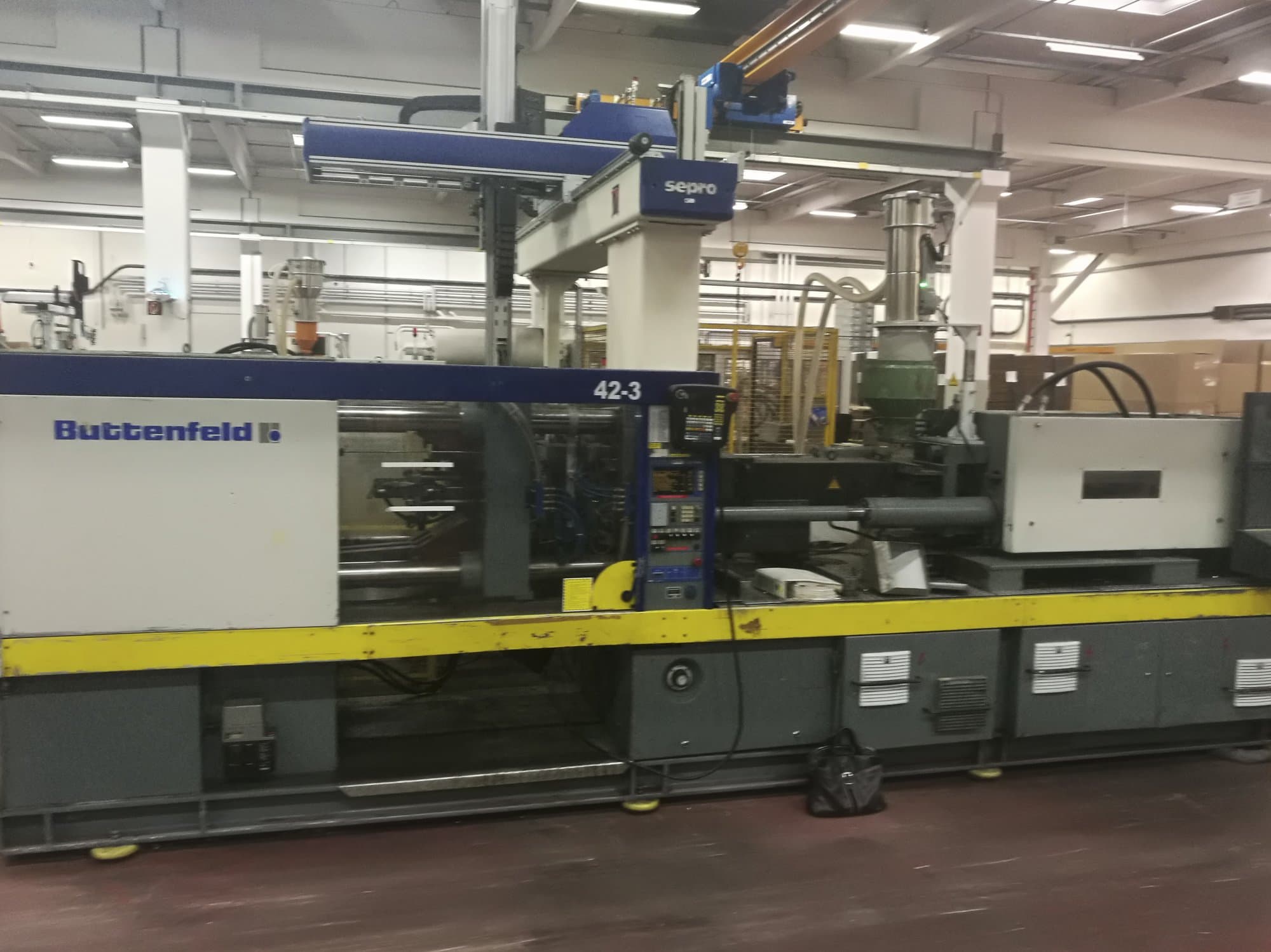 Čelní pohled na Battenfeld BKT 2500/1250 stroj