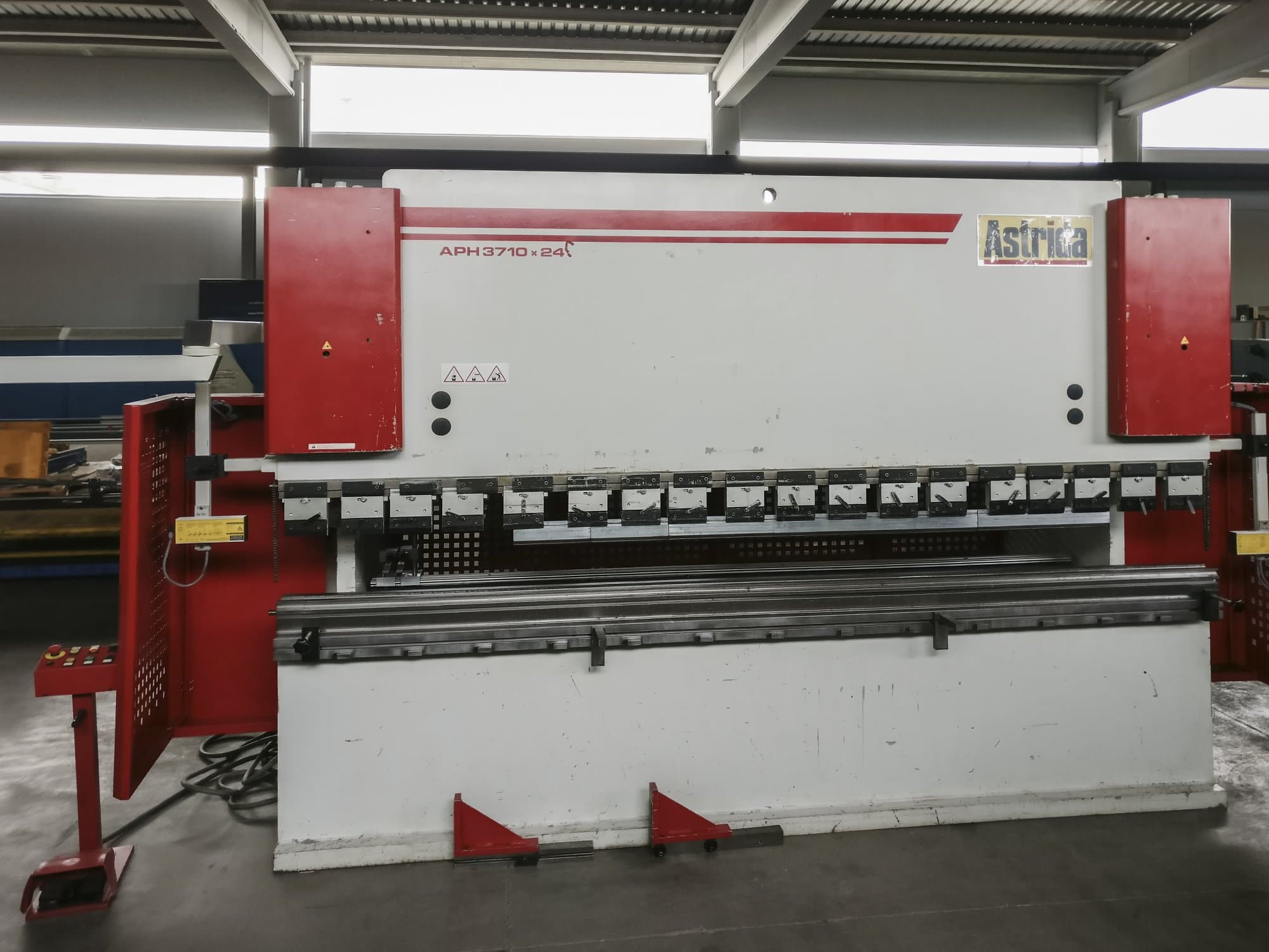 Čelní pohled na ASTRIDA-BAYKAL APH 3710x240 stroj
