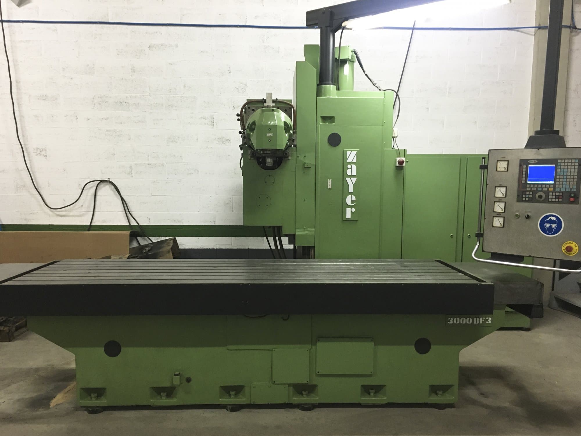 Čelní pohled  na Zayer 3000 BF3 stroj