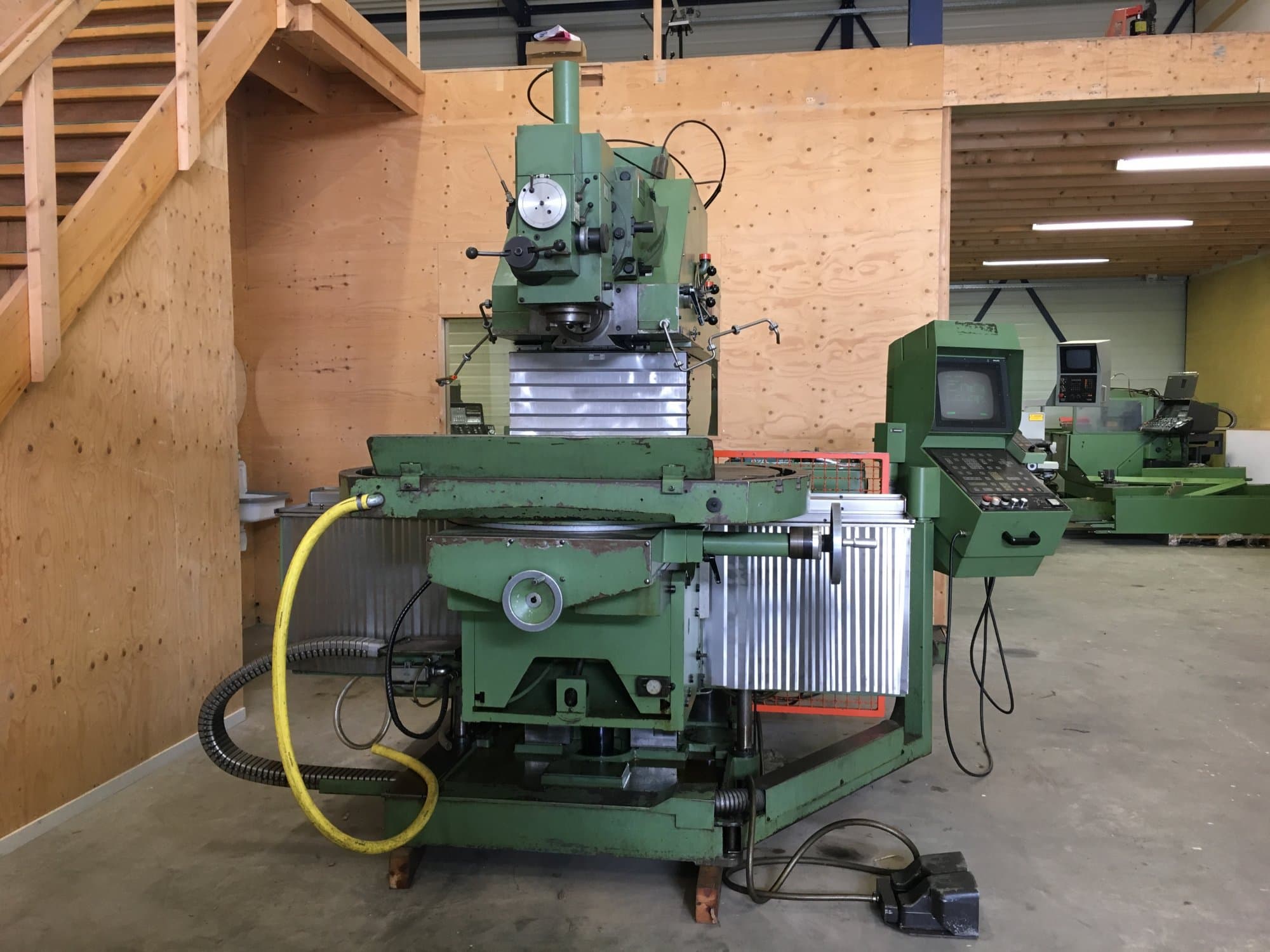 Čelní pohled na Maho MH 1000 C stroj