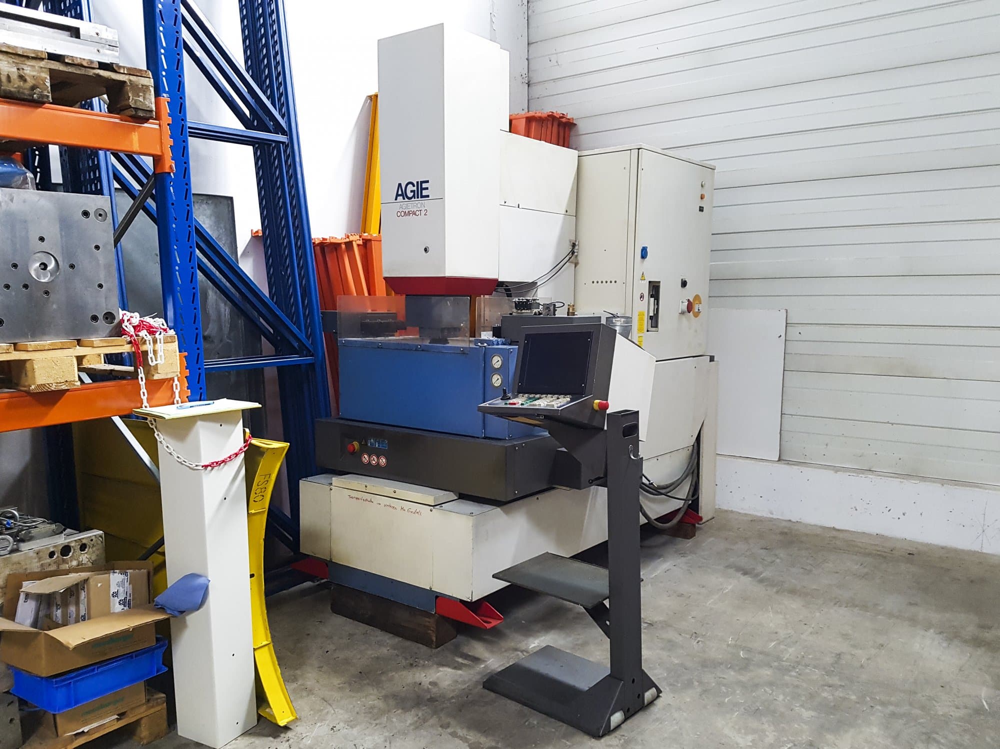 Pravý pohled na AGIE AGIETRON Compact 2 stroj