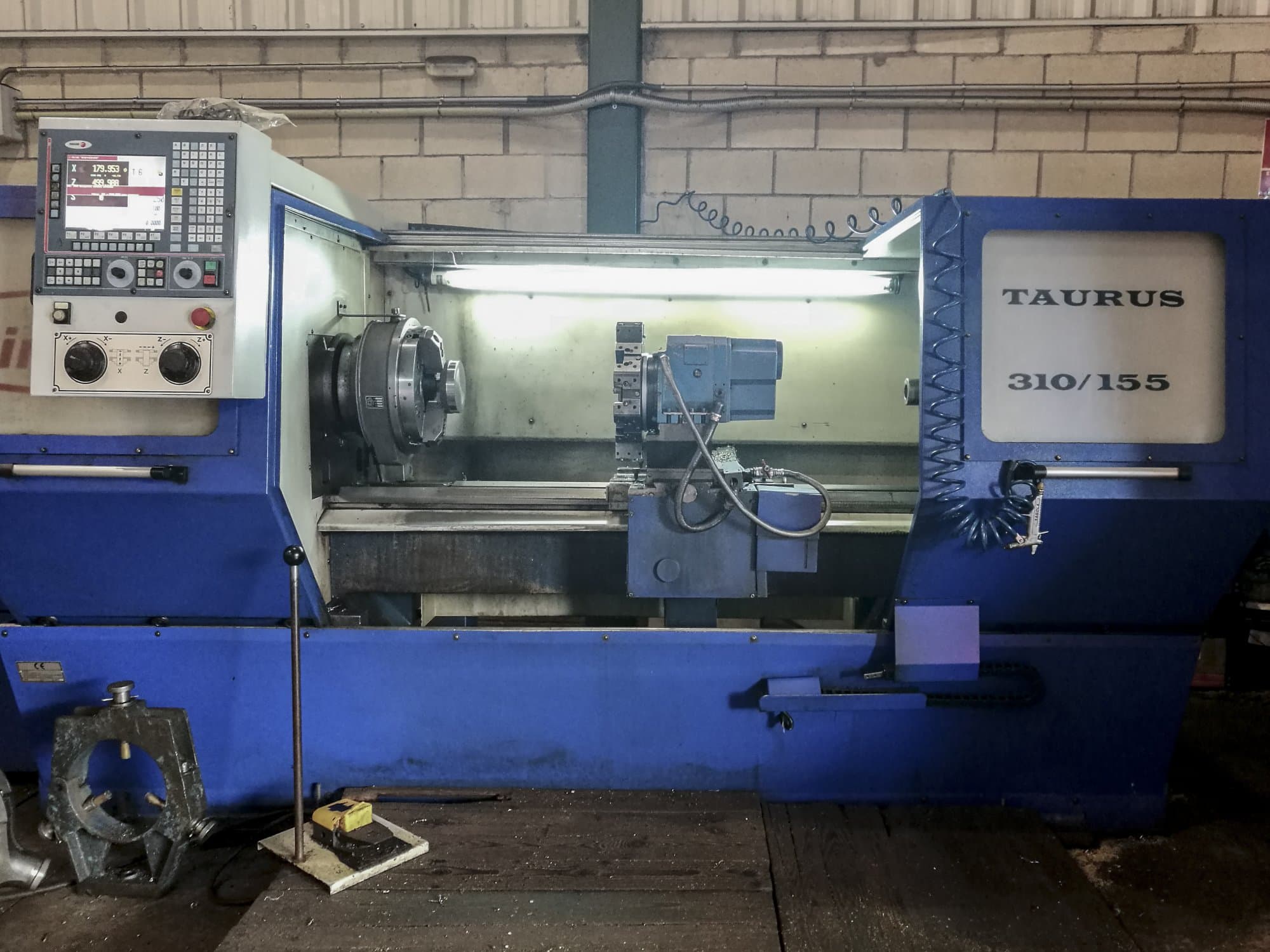 Čelní pohled 1 na Pinacho Taurus 310/155 stroj
