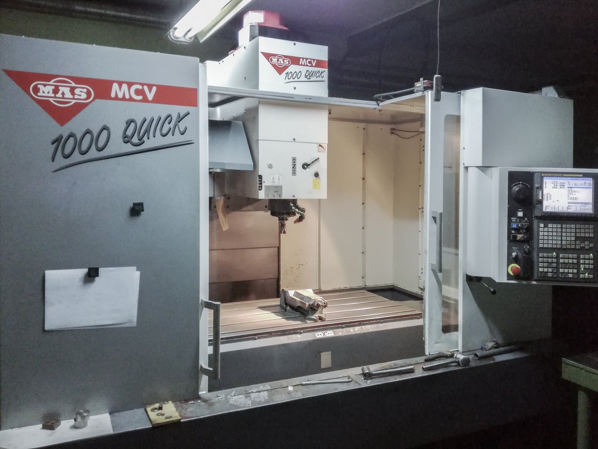 Levý pohled na KOVOSVIT MAS MCV 1000 QUICK stroj