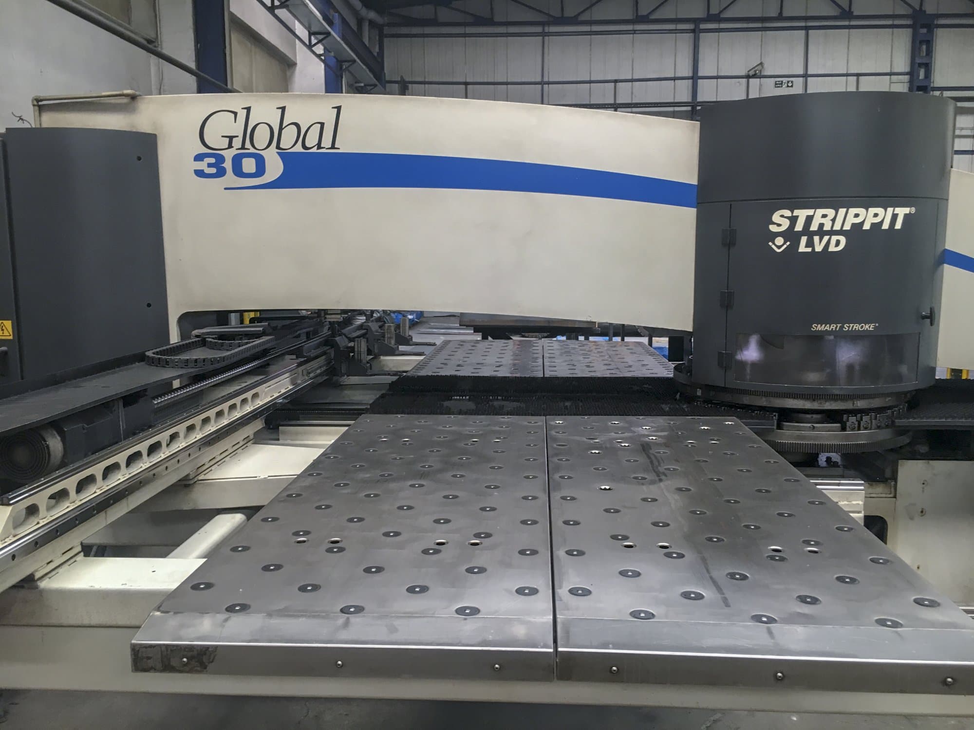 Čelní pohled na LVD STRIPPIT Global 30 1525 stroj