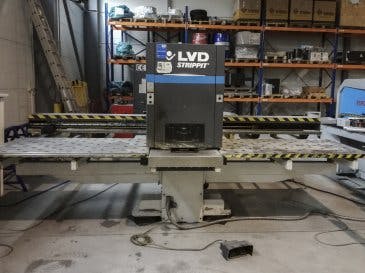 Čelní pohled  na LVD Delta 1000 EB stroj