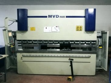 Čelní pohled  na MVD Inan CNC 30/120 stroj