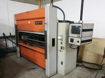 Pravý pohled na Safan SMK-L 40-2550 TS1 stroj