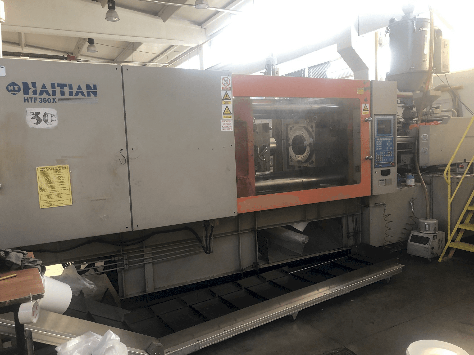 Čelní pohled na HAITIAN HTF 360X stroj