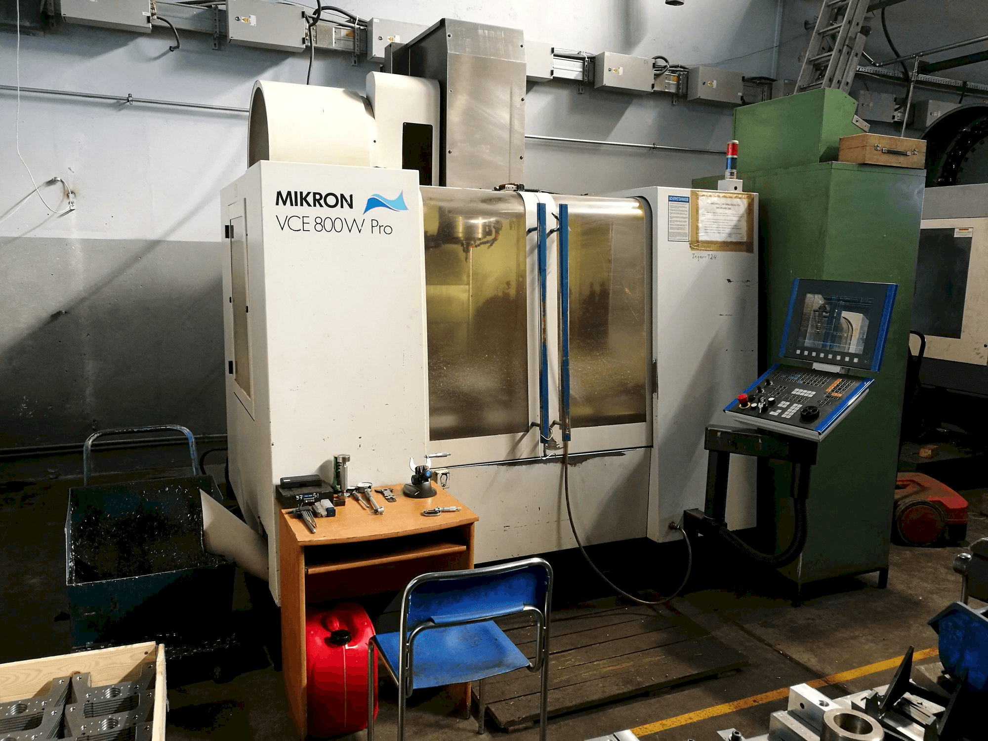 Čelní pohled na MIKRON VCE 800W Pro stroj