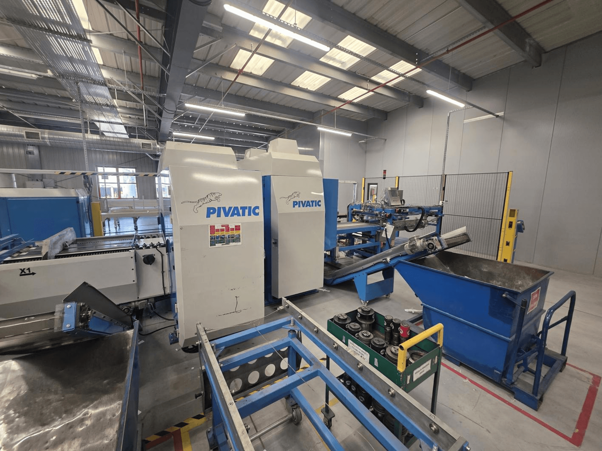CNC děrovací stroj Pivatic PCC80-e TT HT, čelní pohled znázorňující provozní uspořádání, dopravník a zásobník na odpad.