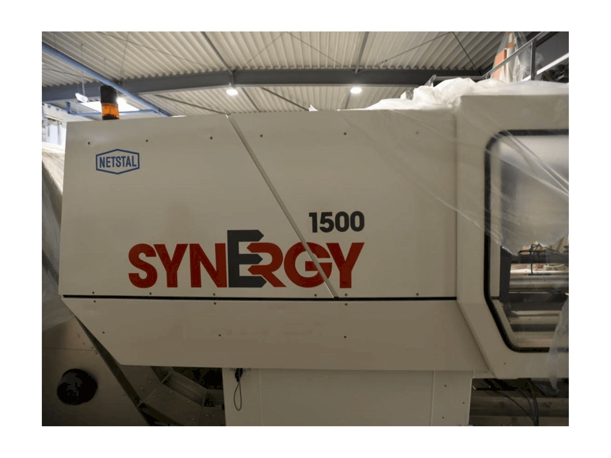 Čelní pohled na Netstal SynErgy 1500-460 stroj