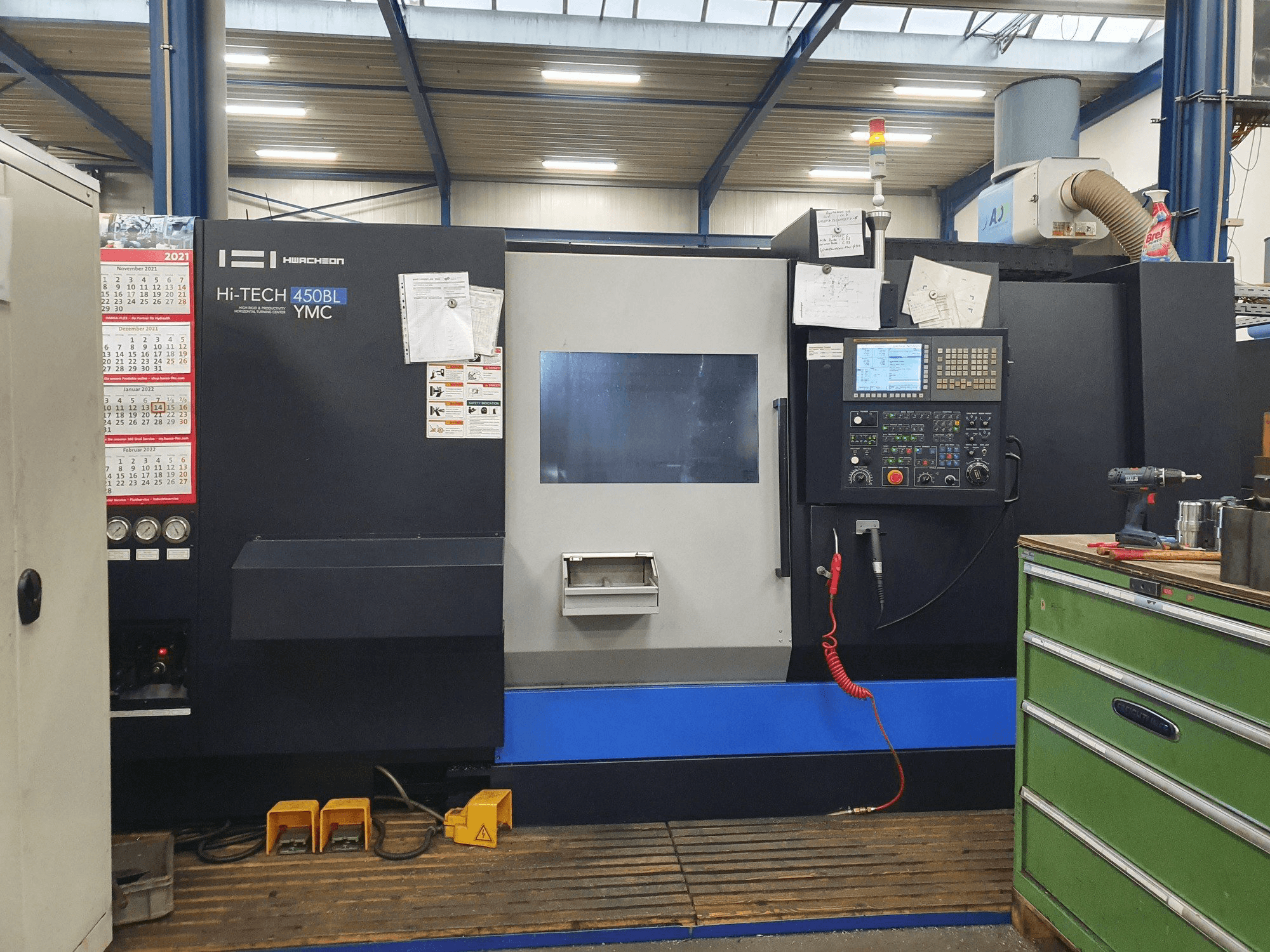 Čelní pohled na HWACHEON HI-TECH 450BL YMC stroj