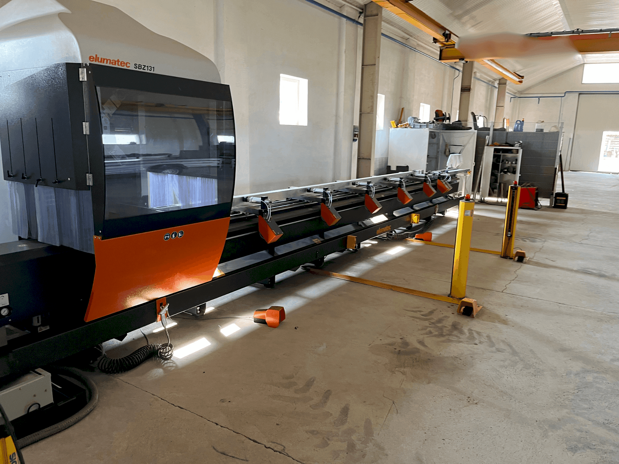 Čelní pohled na Elumatec SBZ 131 stroj