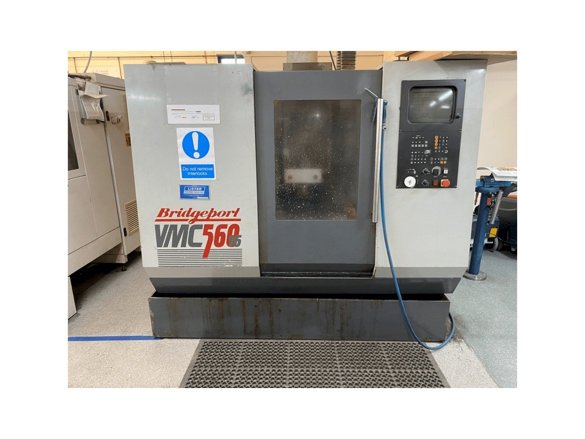 Čelní pohled na Bridgeport VMC 560/16 stroj