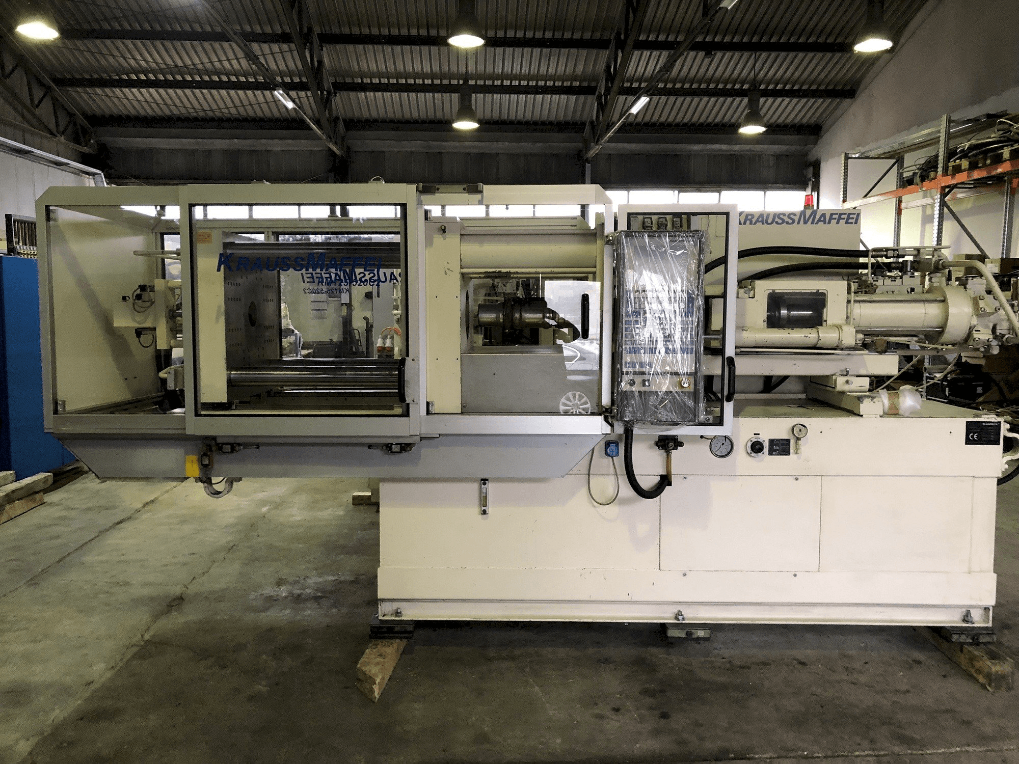 Čelní pohled na Krauss Maffei 125-520 stroj