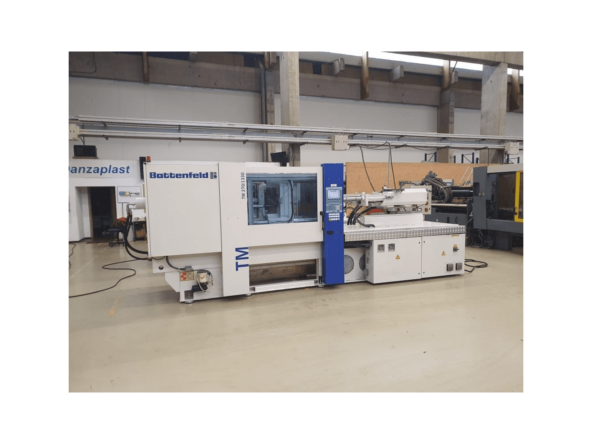 Čelní pohled na Battenfeld TM 2700 / 1330 B4 stroj