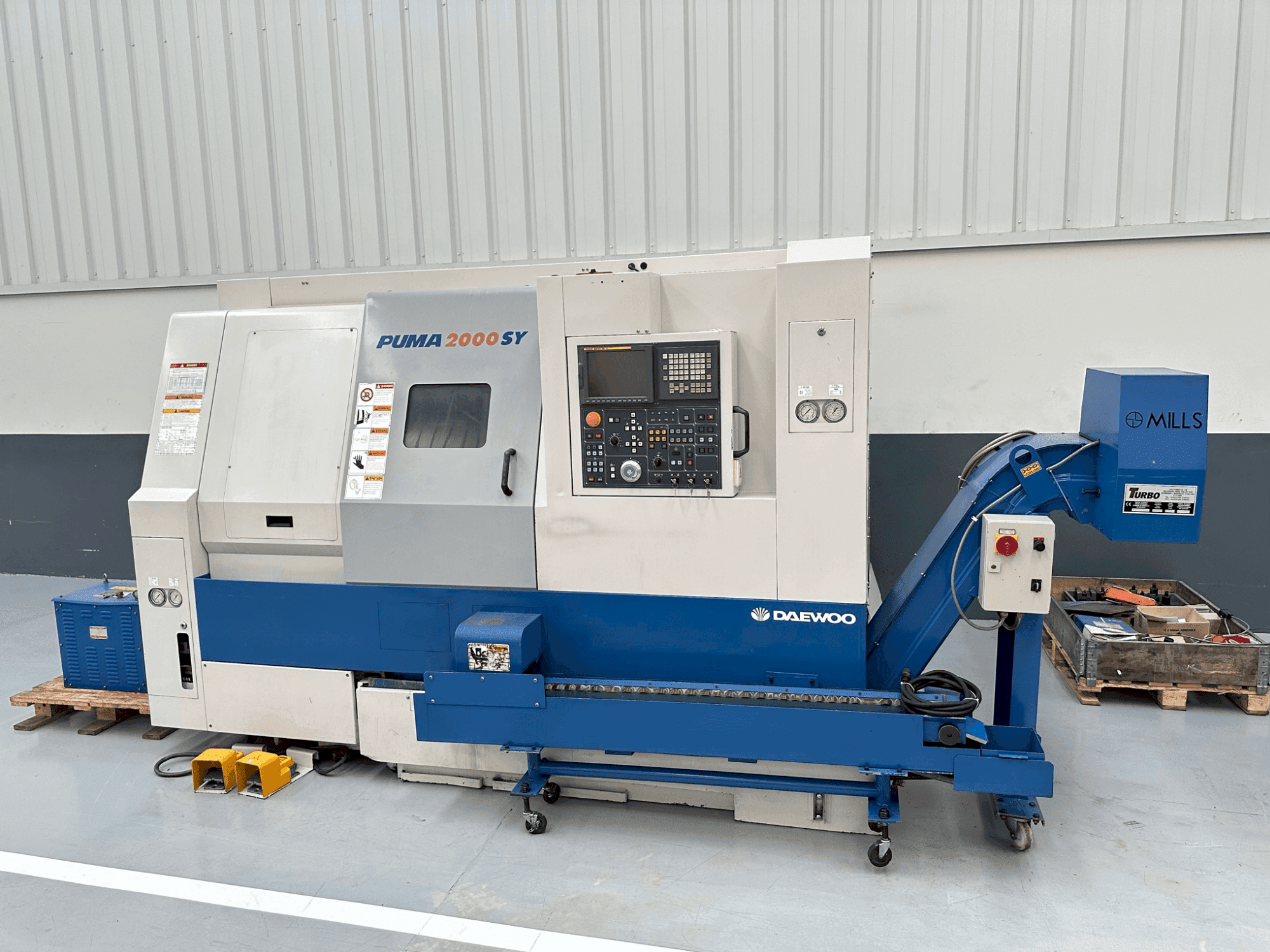 Čelní pohled na DAEWOO PUMA 2000 SY stroj