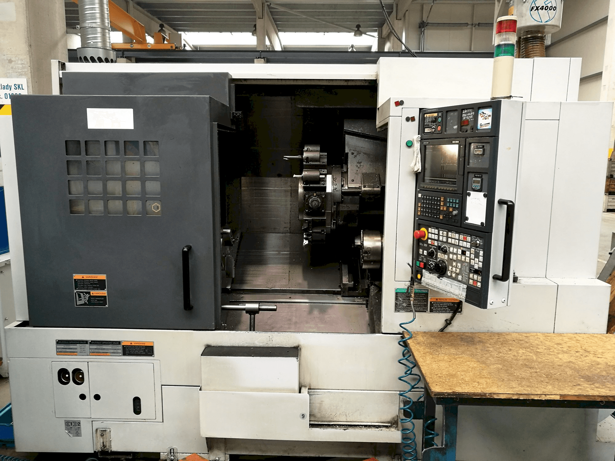 Čelní pohled na MORI SEIKI NL 2500 SY/700 stroj
