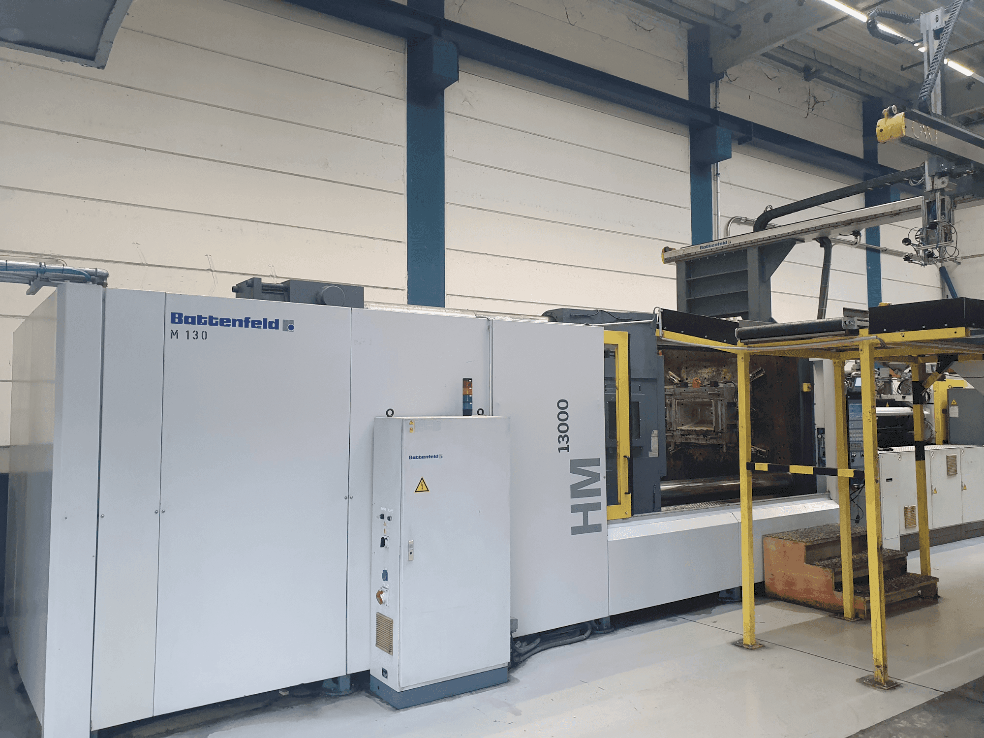 Čelní pohled na Battenfeld HM 13000/12000 stroj