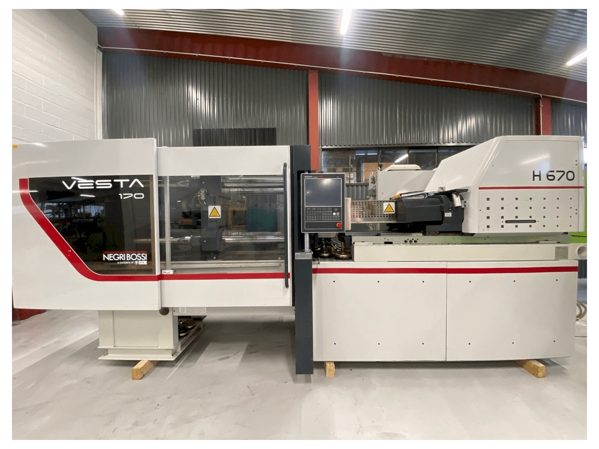 Čelní pohled na Negri Bossi VE170, M151 stroj