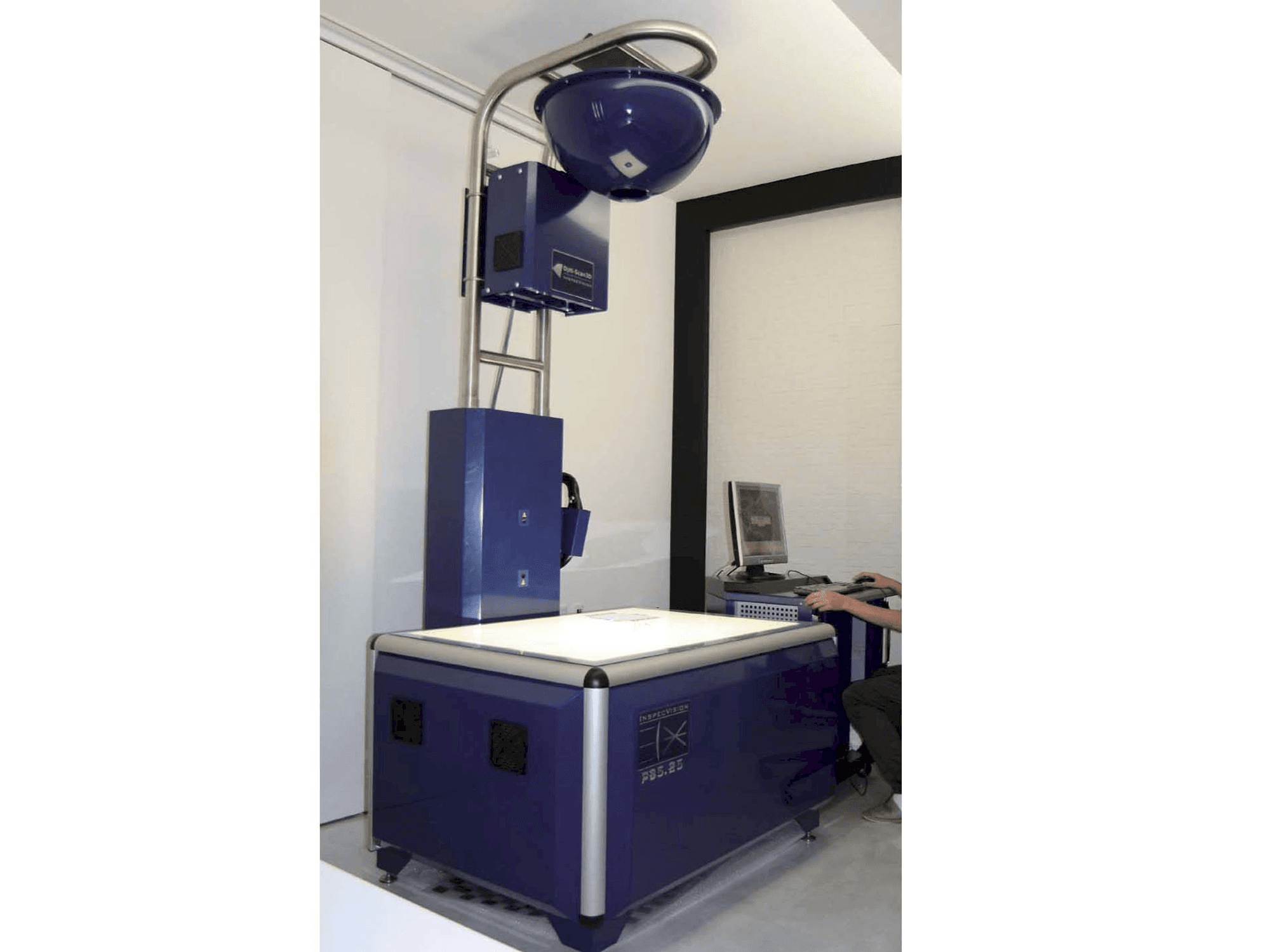 Čelní pohled na InspecVision P85.25 stroj