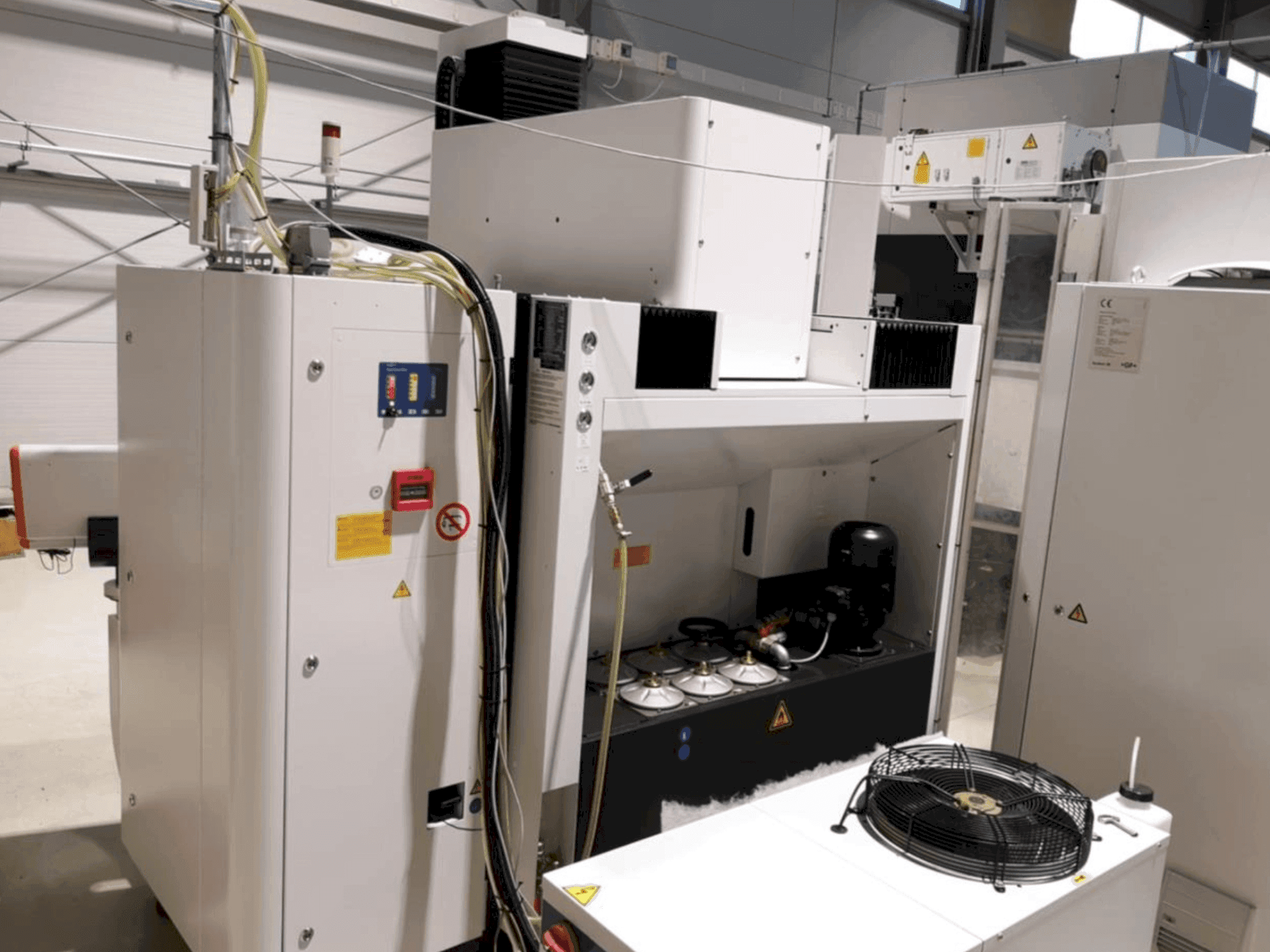 Čelní pohled na AgieCharmilles FORM P 600 stroj