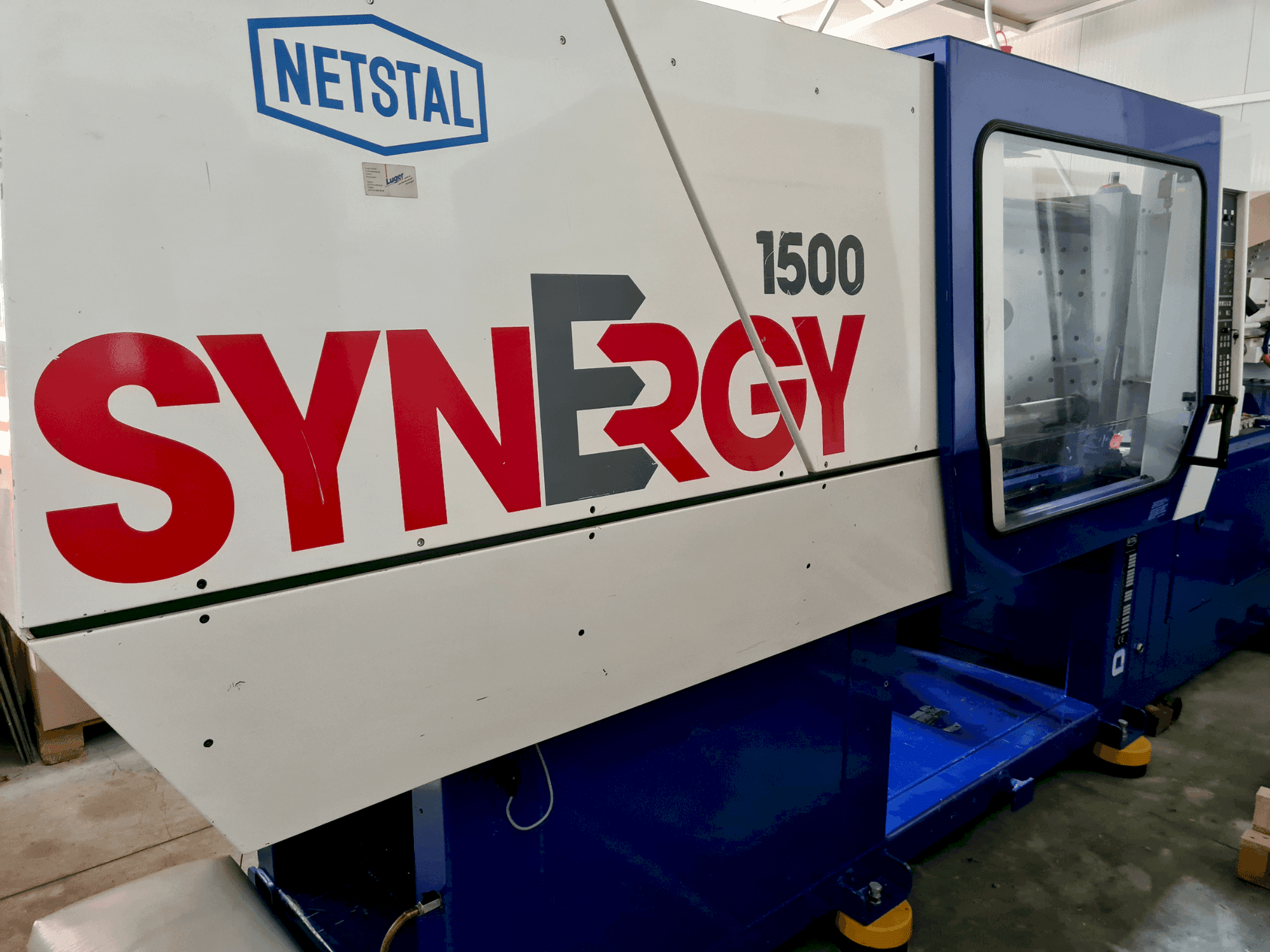 Čelní pohled na Netstal SYNERGY 1500-600 stroj