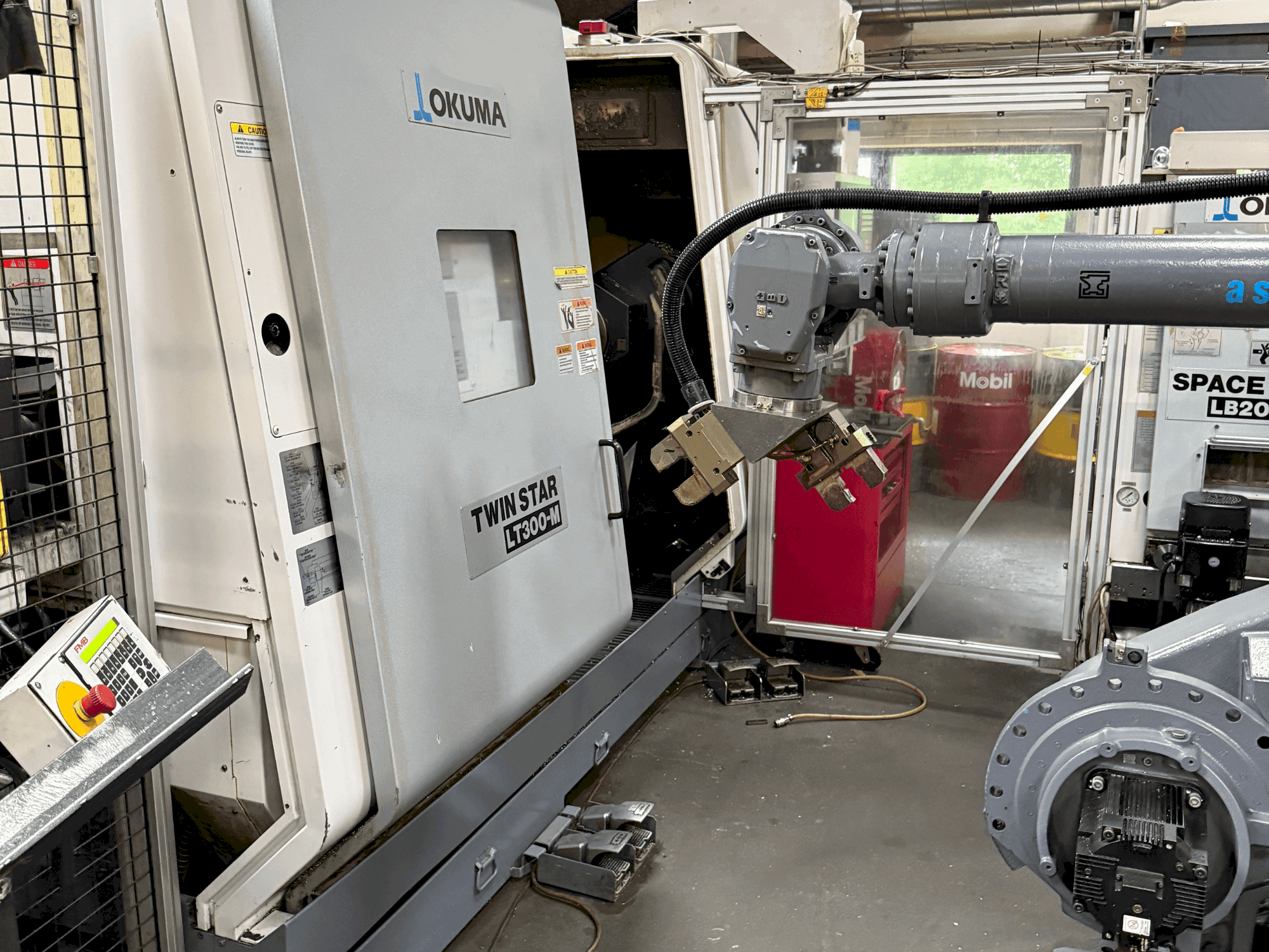 Čelní pohled na Okuma Twinstar LT300-M stroj