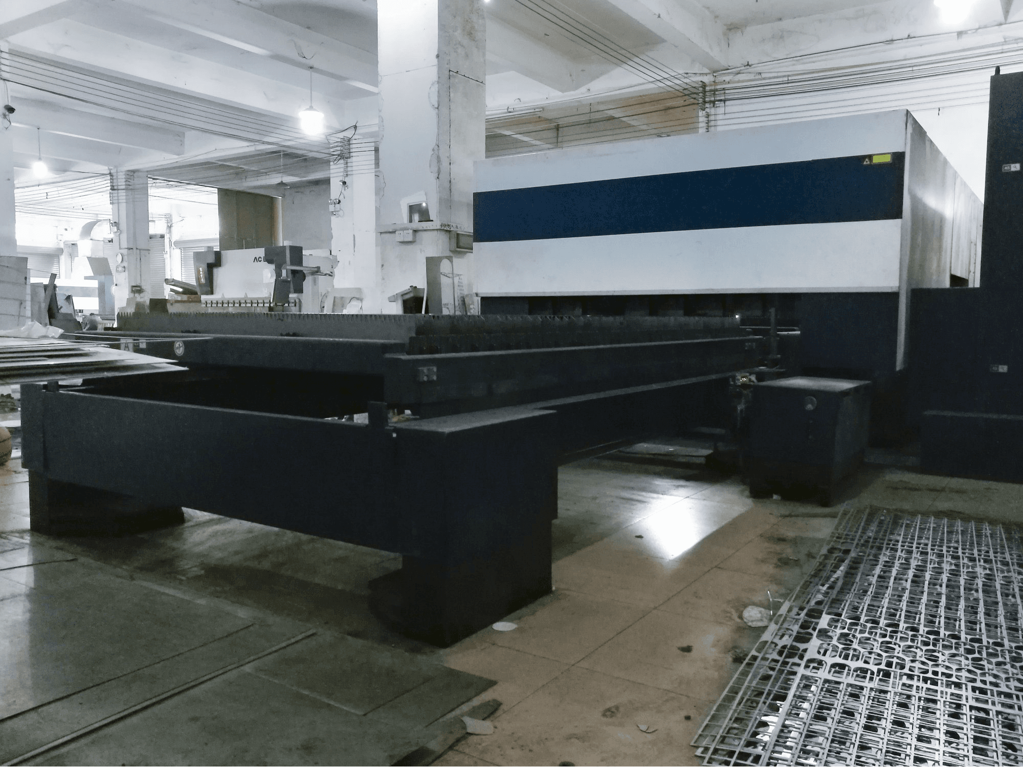 Pravý pohled 1 na Trumpf TruLaser 3030 stroj