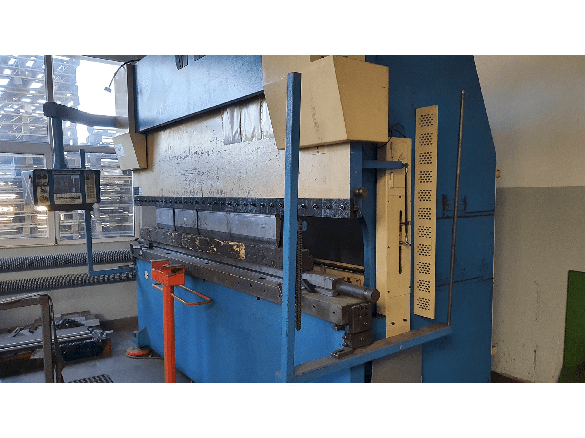 Čelní pohled na HACO ERM30175 stroj