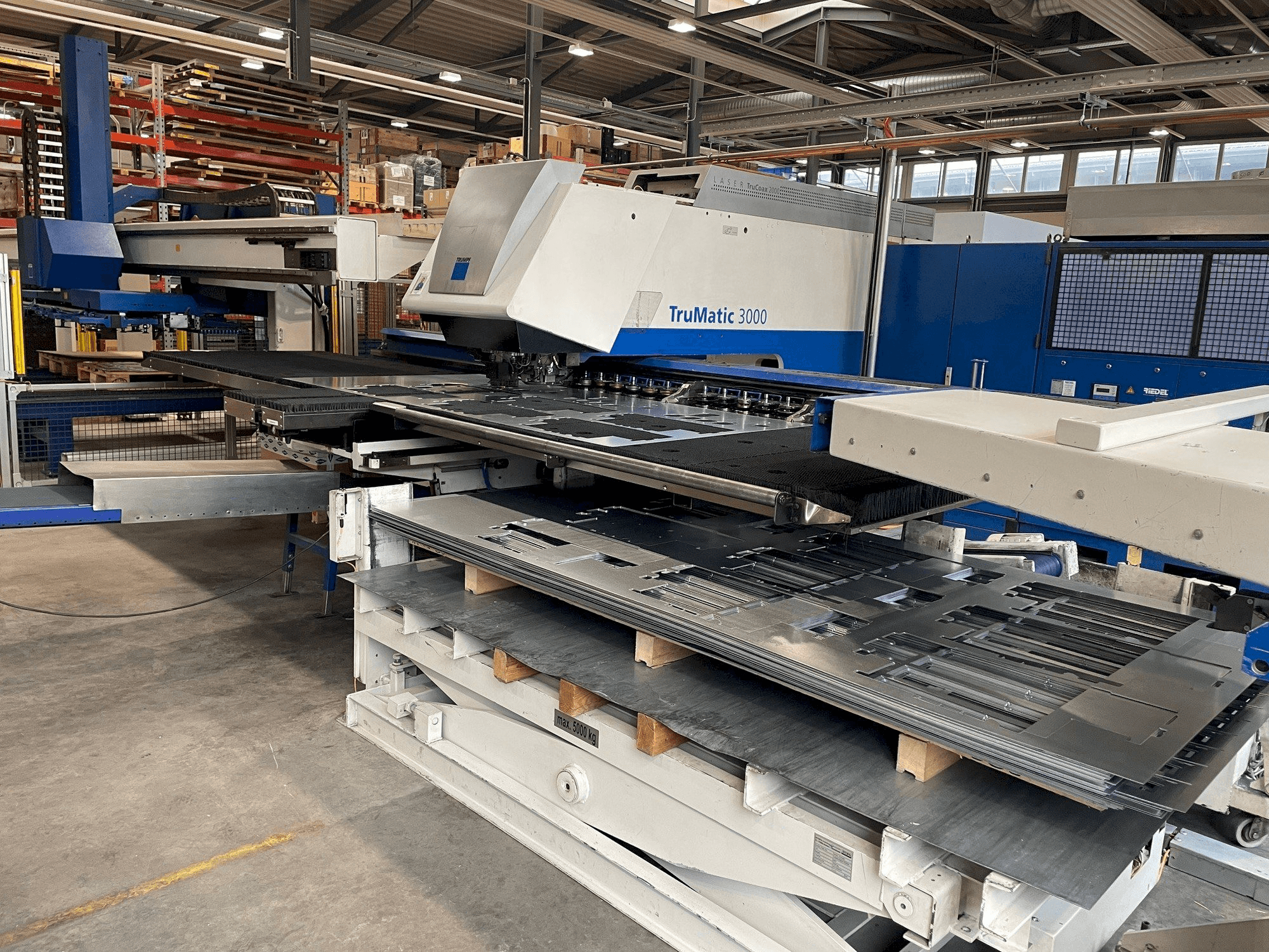 Čelní pohled na TRUMPF Trumatic 3000 stroj