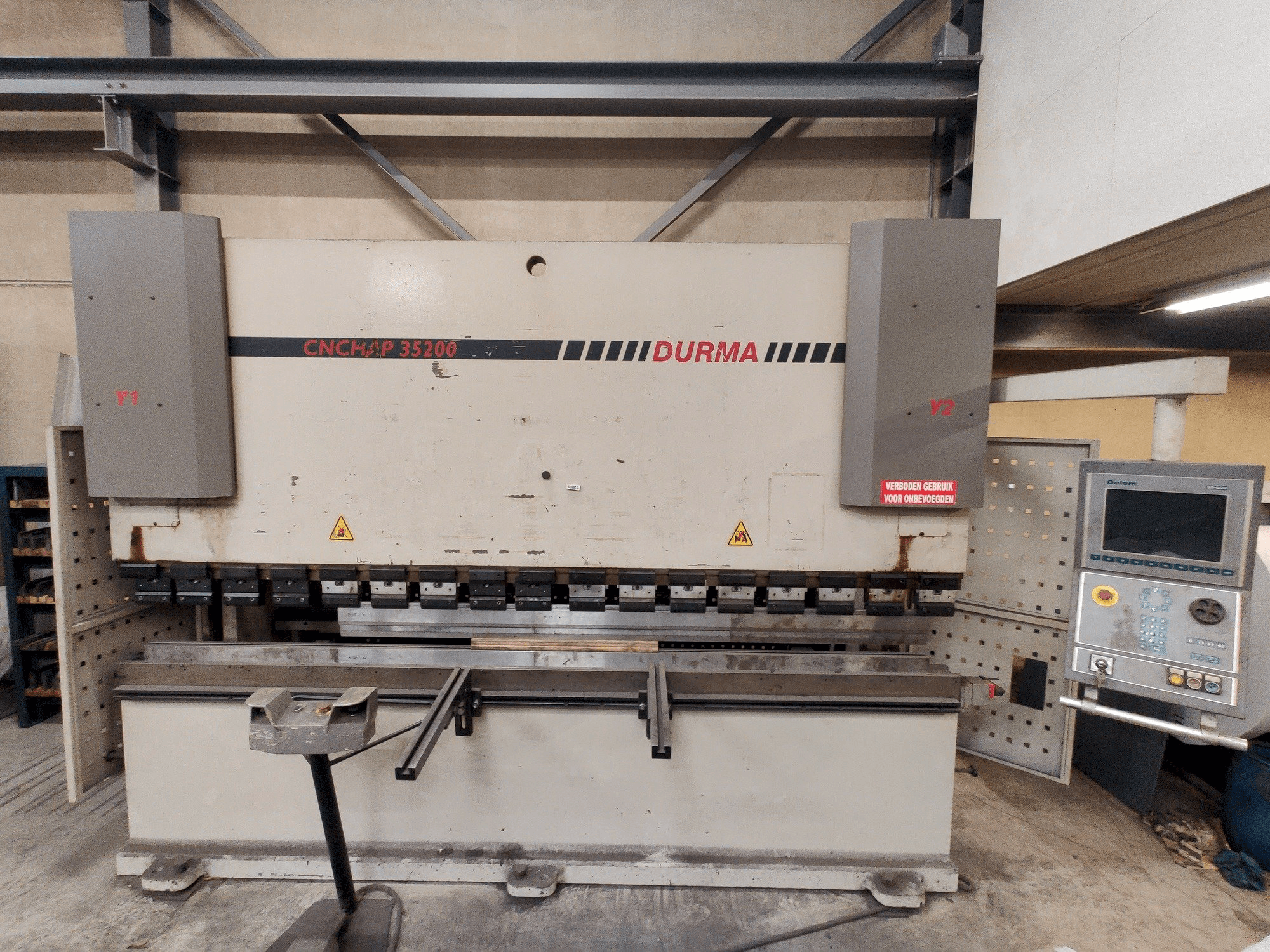 Čelní pohled na Durma CNC HAP 35200 stroj