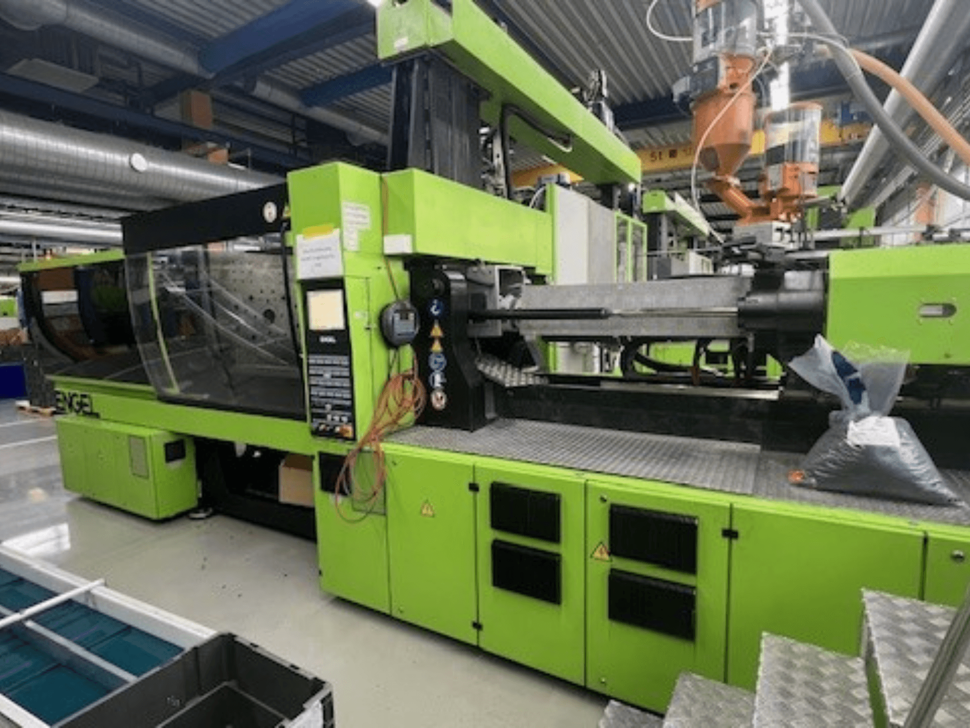 Hydraulický vstřikovací stroj Engel Victory VC1800/300 P, zelený exteriér, čelní pohled s viditelným ovládacím panelem a pracovním prostorem.