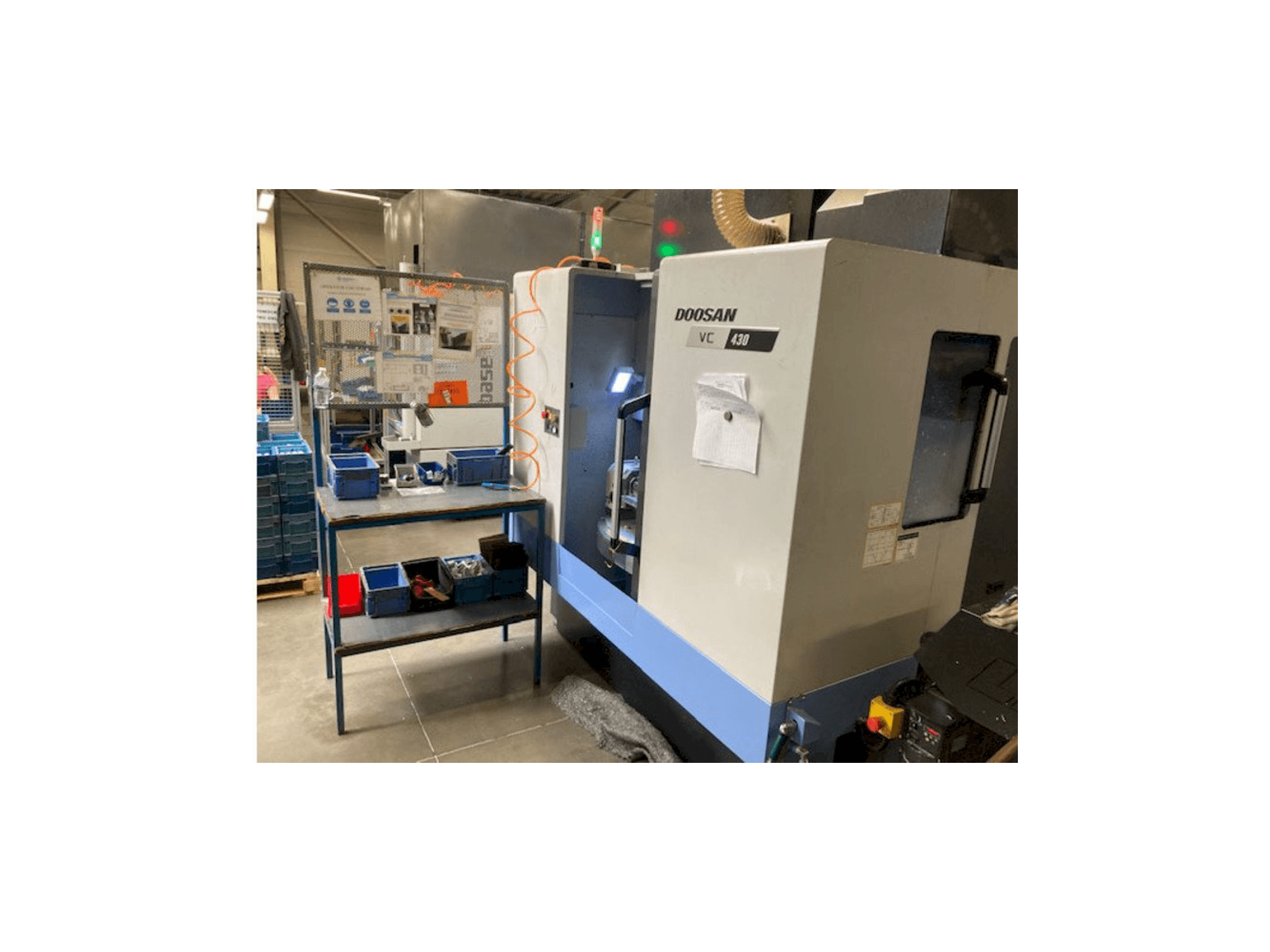 Čelní pohled na Doosan VC 430 stroj