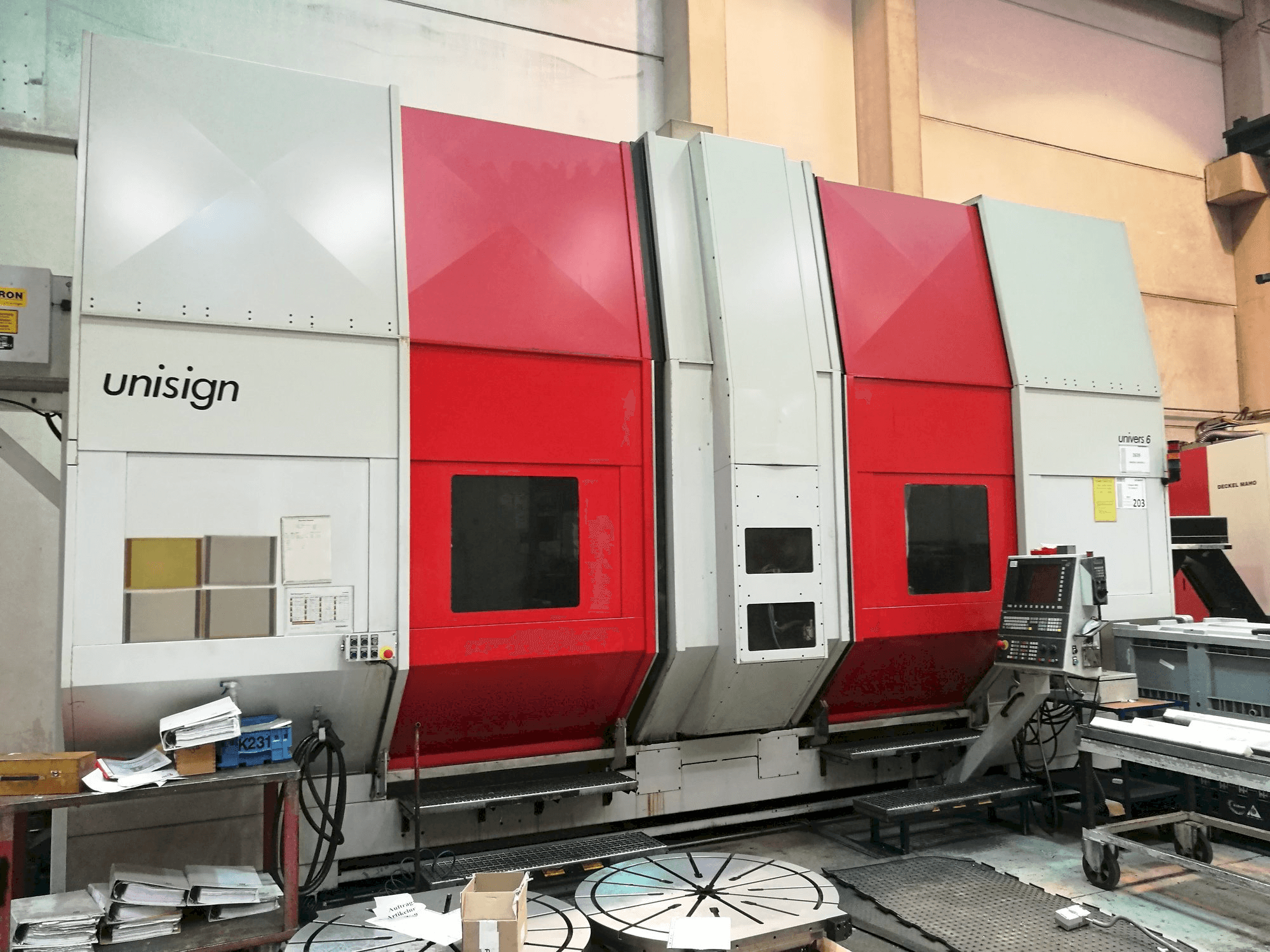 Čelní pohled na Unisign Univers 6 C2 stroj