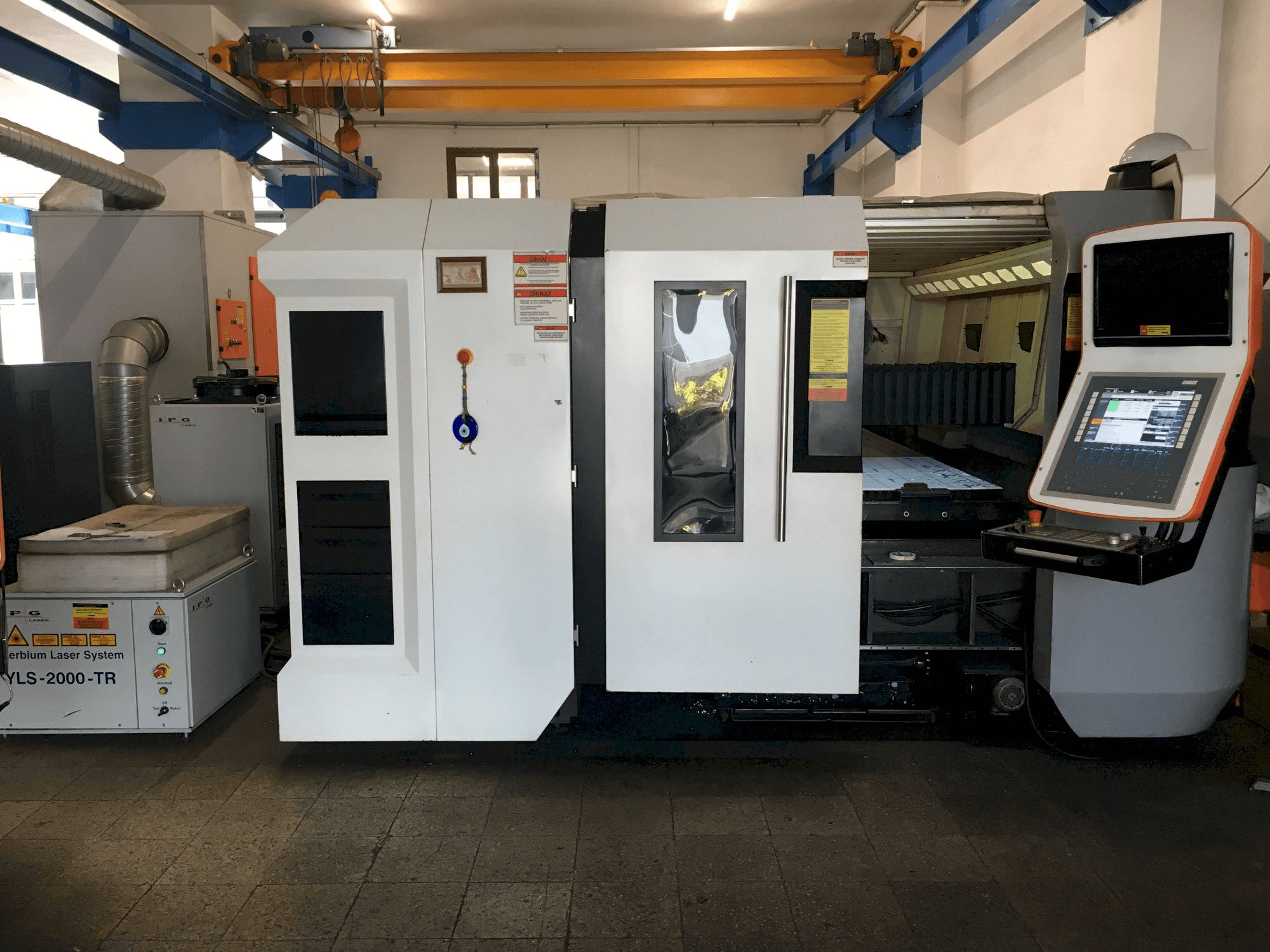 Čelní pohled na ERMAKSAN FIBERMAK Momentum Gen-3 stroj