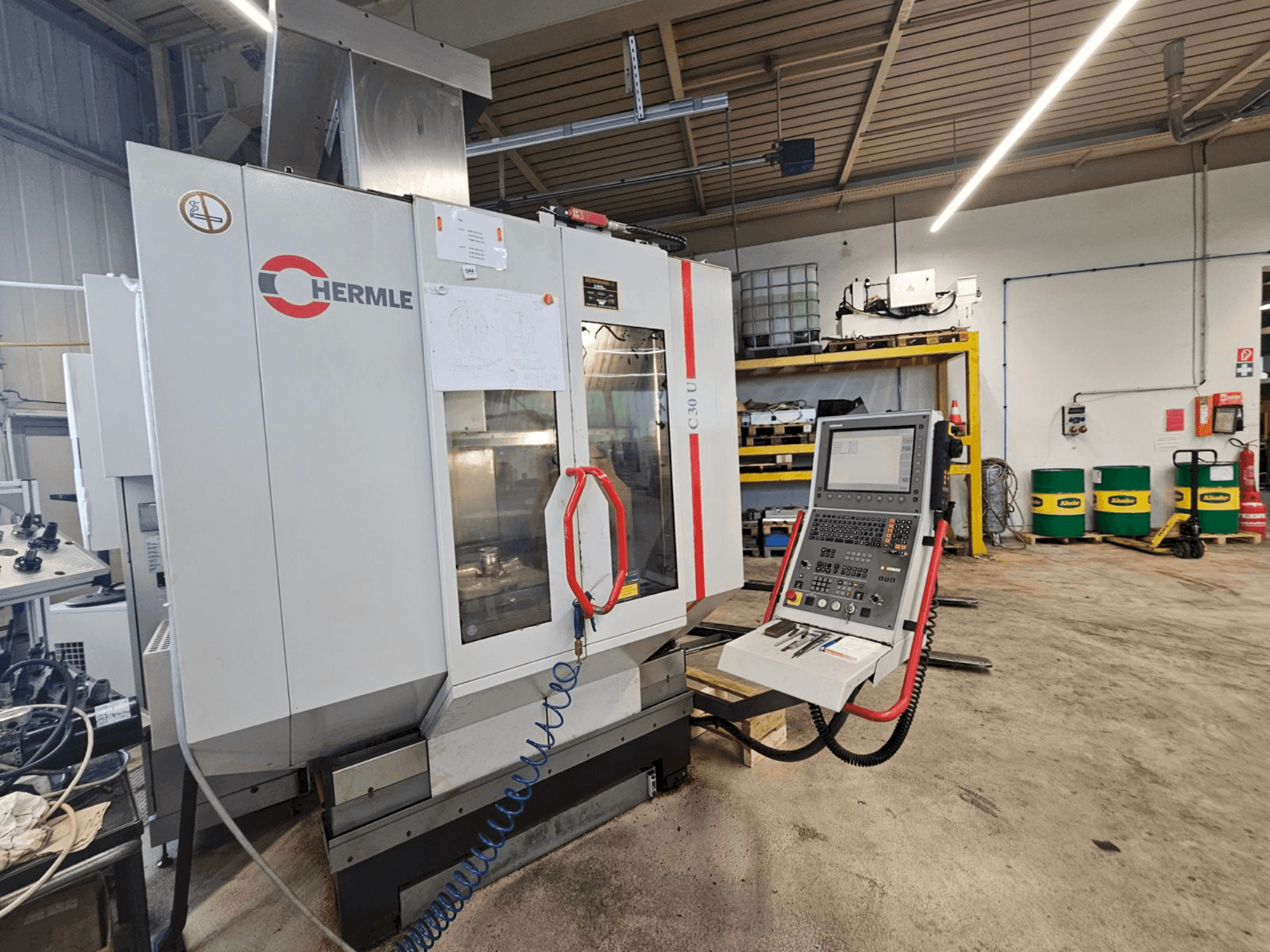 Čelní pohled na HERMLE C 30 U stroj