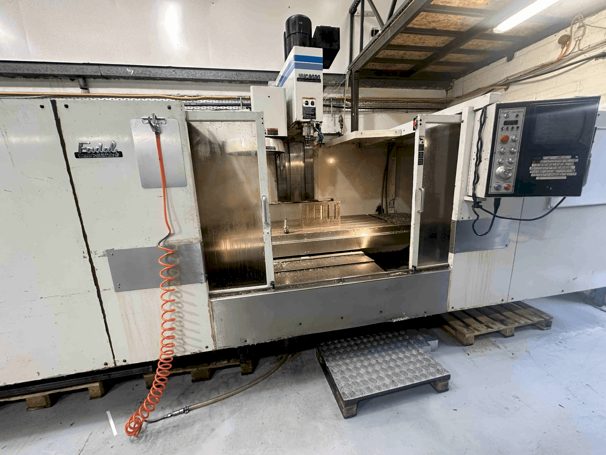 Čelní pohled na FADAL VMC8030HT stroj