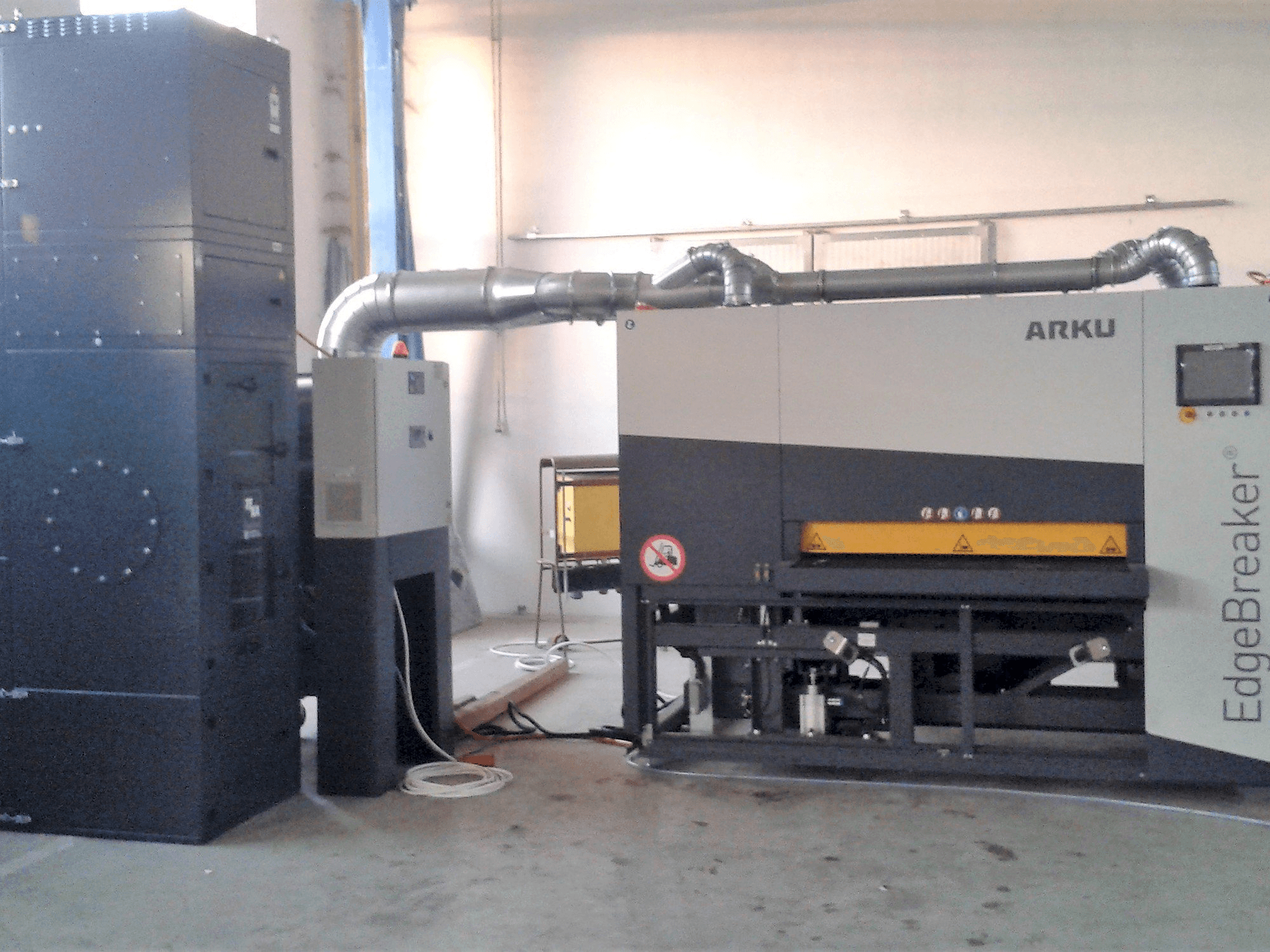 Čelní pohled na ARKU EdgeBreaker 4000 stroj